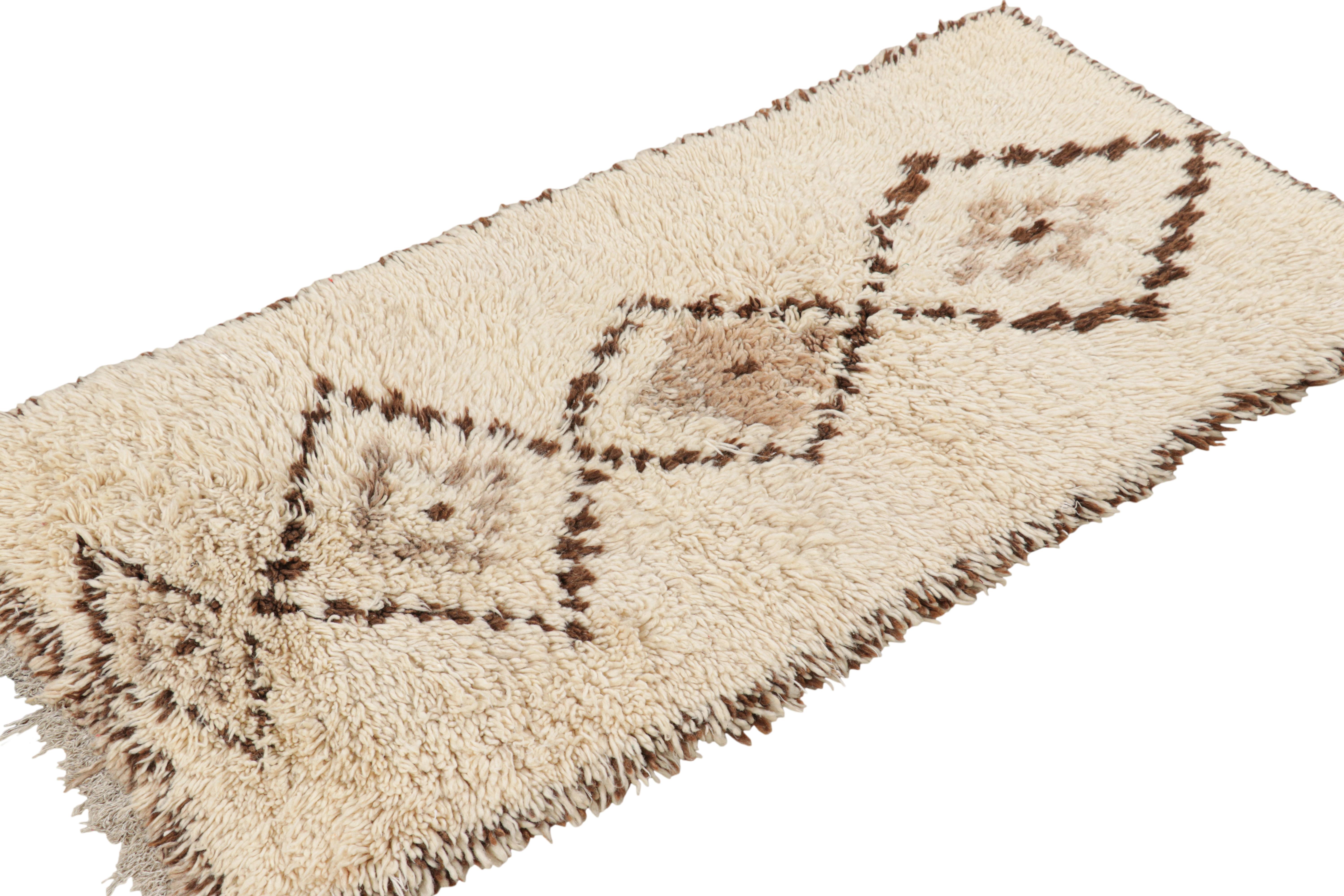 Tappeto marocchino vintage in beige-marrone con medaglioni a diamante, da Rug & Kilim In condizioni buone in vendita a Long Island City, NY