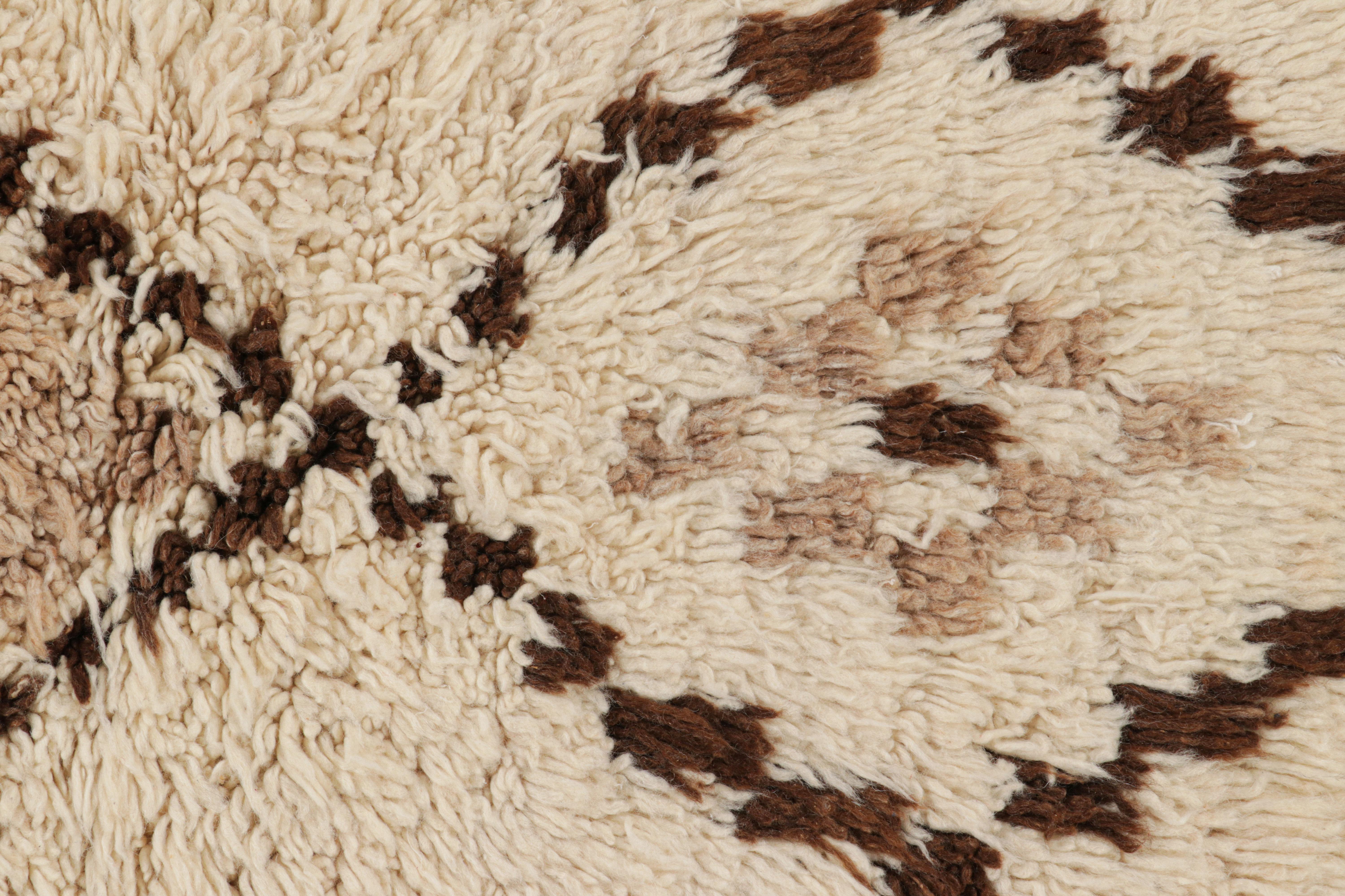 Metà XX secolo Tappeto marocchino vintage in beige-marrone con medaglioni a diamante, da Rug & Kilim in vendita