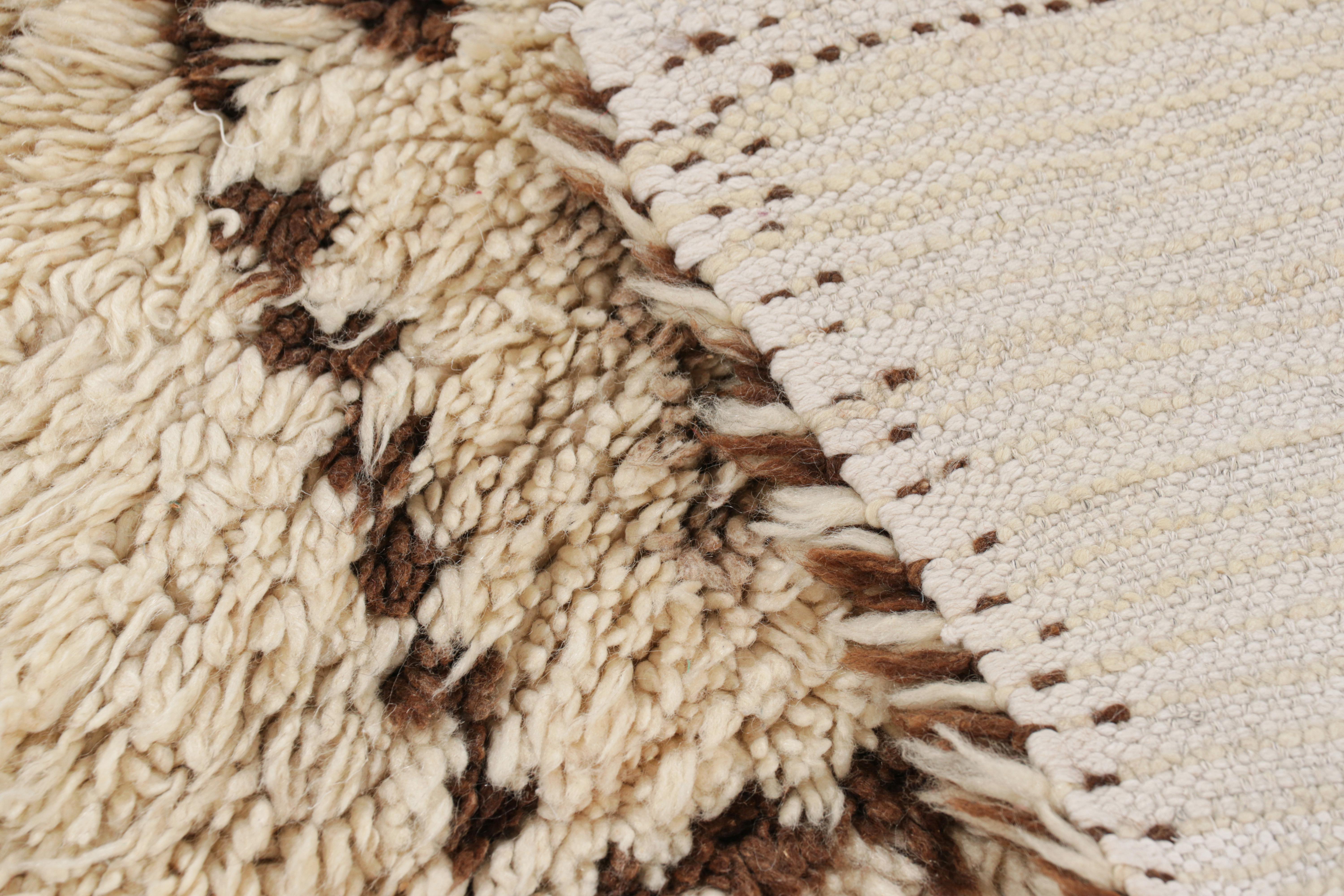 Lana Tappeto marocchino vintage in beige-marrone con medaglioni a diamante, da Rug & Kilim in vendita