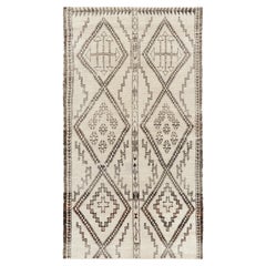 Alfombra marroquí vintage en beige con medallones de rombos marrones, de Rug & Kilim