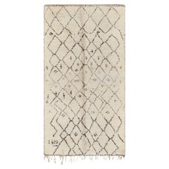Alfombra marroquí vintage en beige con motivos de rombos marrones, de Rug & Kilim