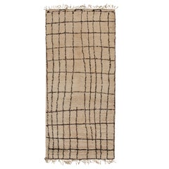 Marokkanischer Vintage-Teppich in Beige mit braunem geometrischem Muster, von Rug & Kilim