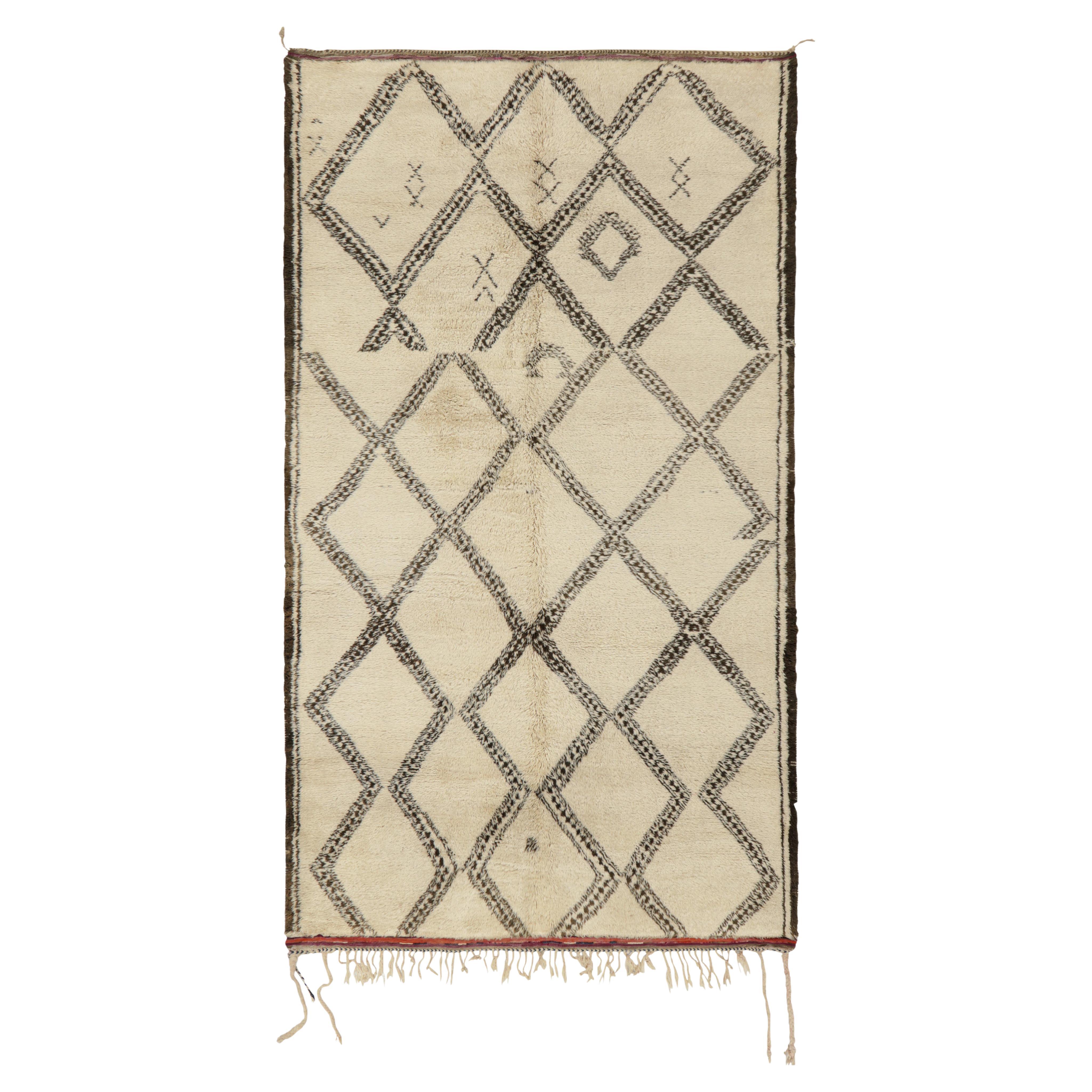 Alfombra marroquí vintage en beige con motivos geométricos marrones, de Rug & Kilim