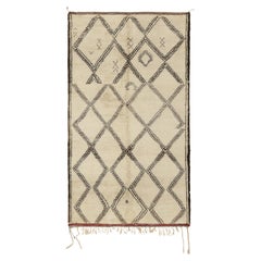 Tapis marocain vintage en beige avec motifs géométriques Brown, de Rug & Kilim