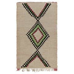 Tapis marocain vintage beige avec motifs de diamants, de Rug & Kilim