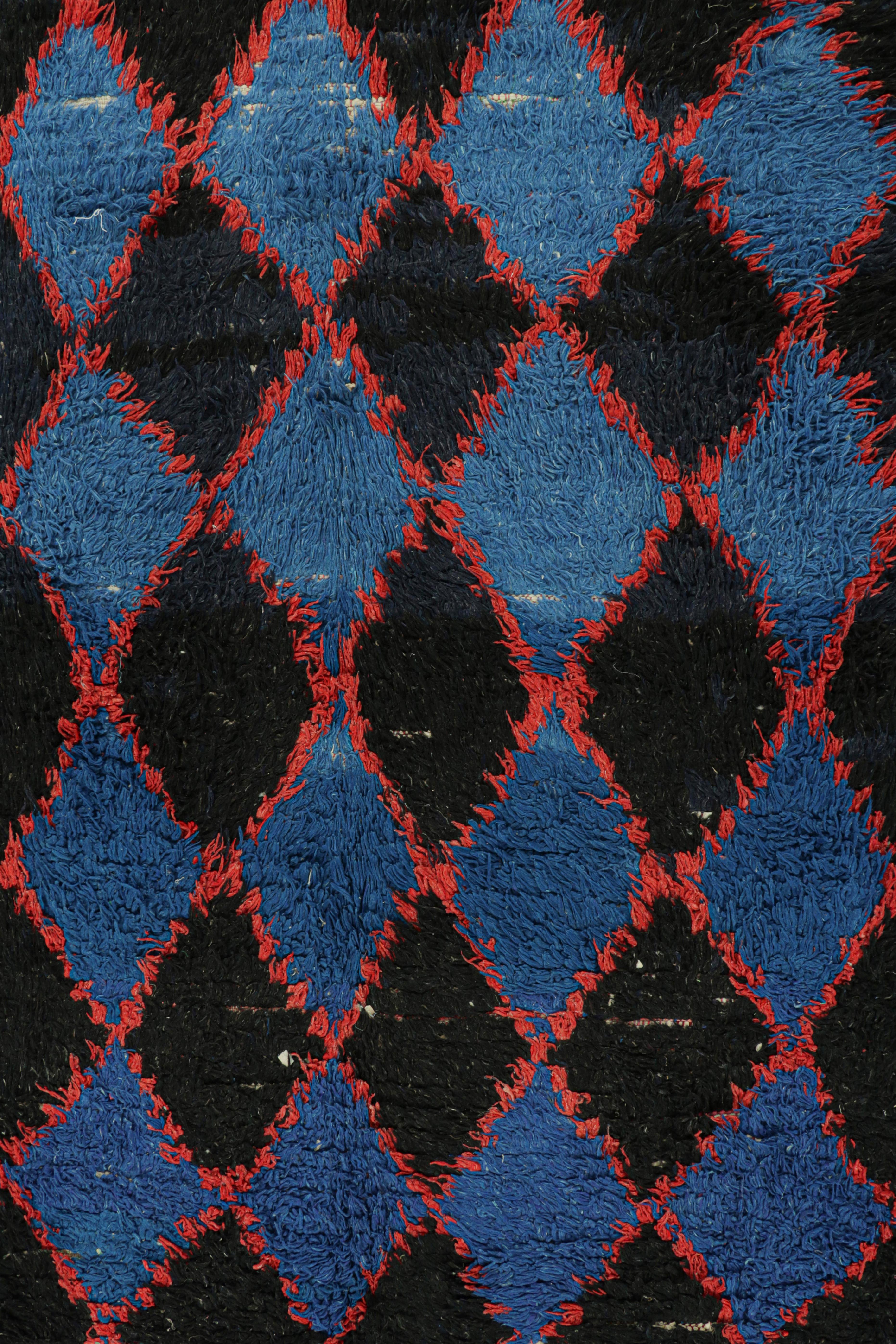 Marocchino Tappeto marocchino vintage con motivi a diamante neri, blu e rossi, da Rug & Kilim in vendita