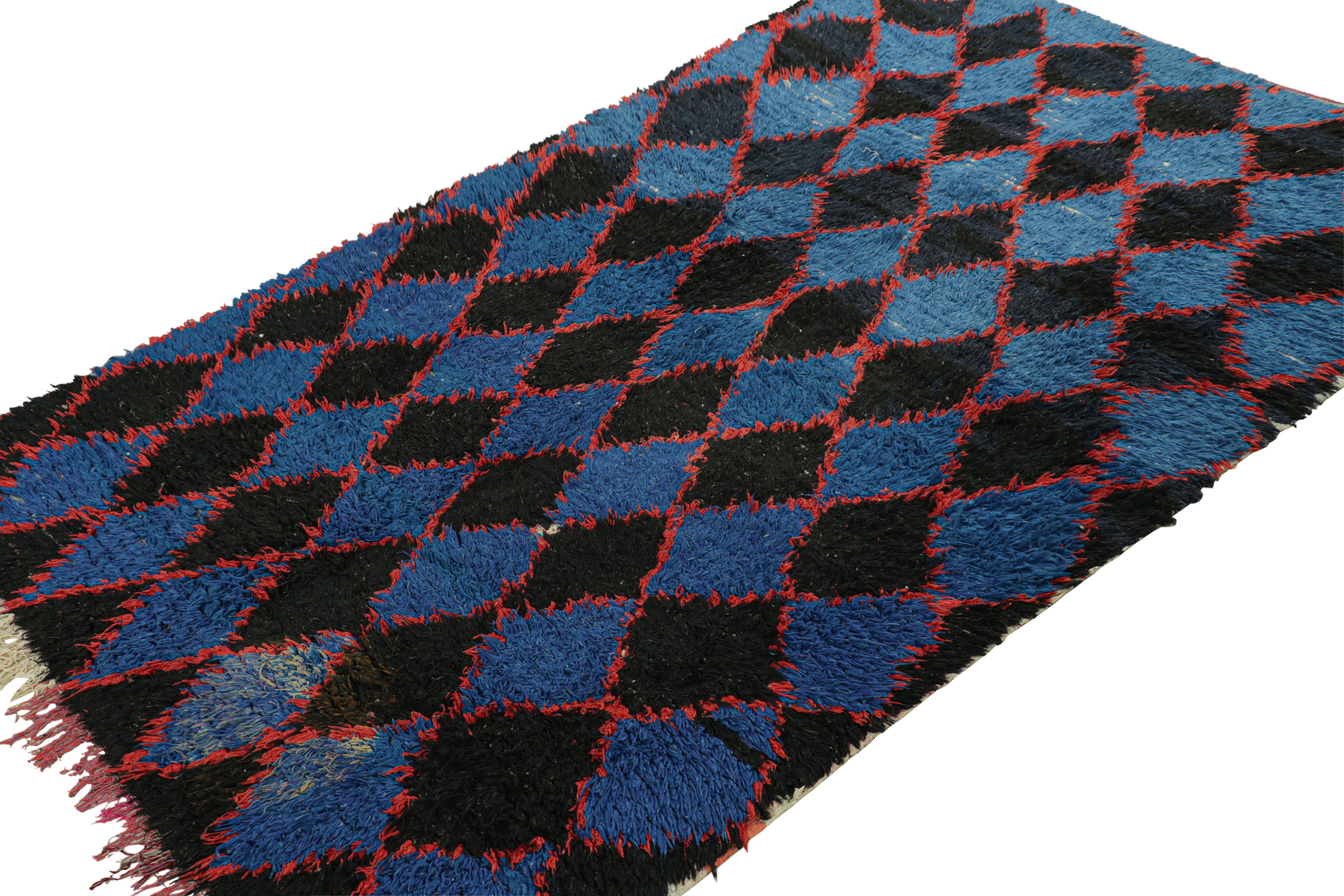 Annodato a mano Tappeto marocchino vintage con motivi a diamante neri, blu e rossi, da Rug & Kilim in vendita