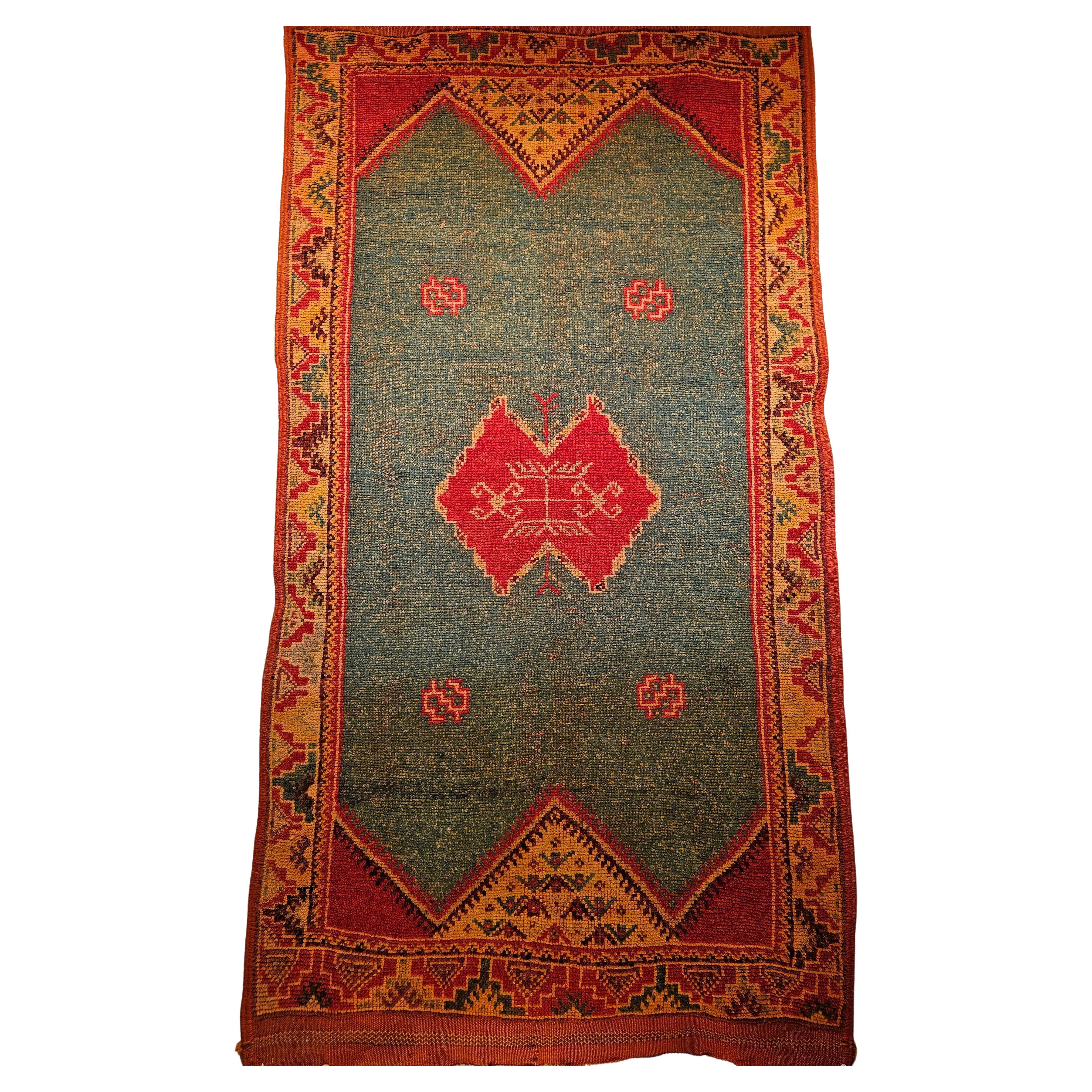 Marokkanischer Vintage-Teppich mit geometrischem Muster in Hellgrün, Gelb, Rot und Braun