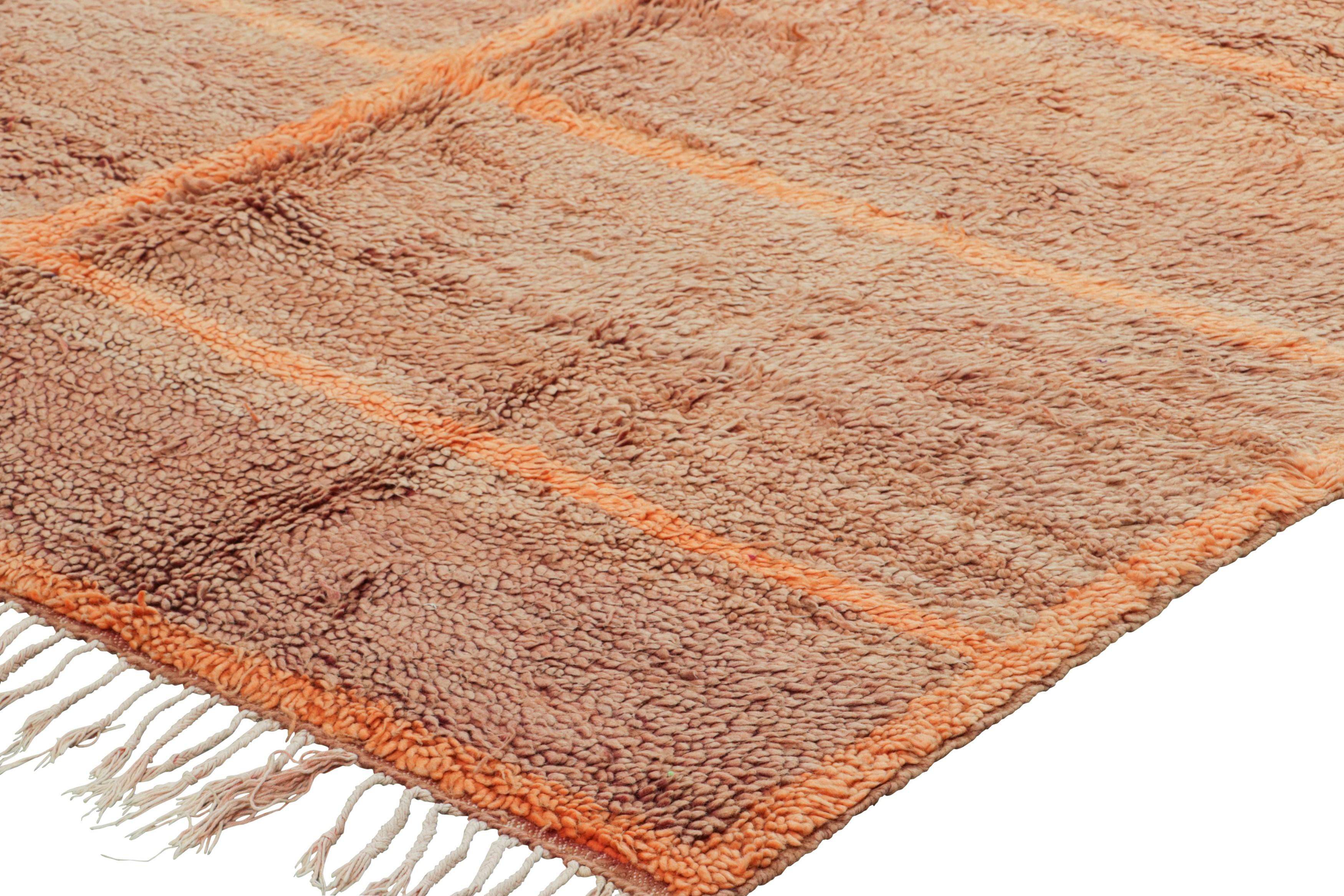 Tappeto marocchino vintage in marrone e arancione con motivi geometrici - Rug & Kilim In condizioni buone in vendita a Long Island City, NY