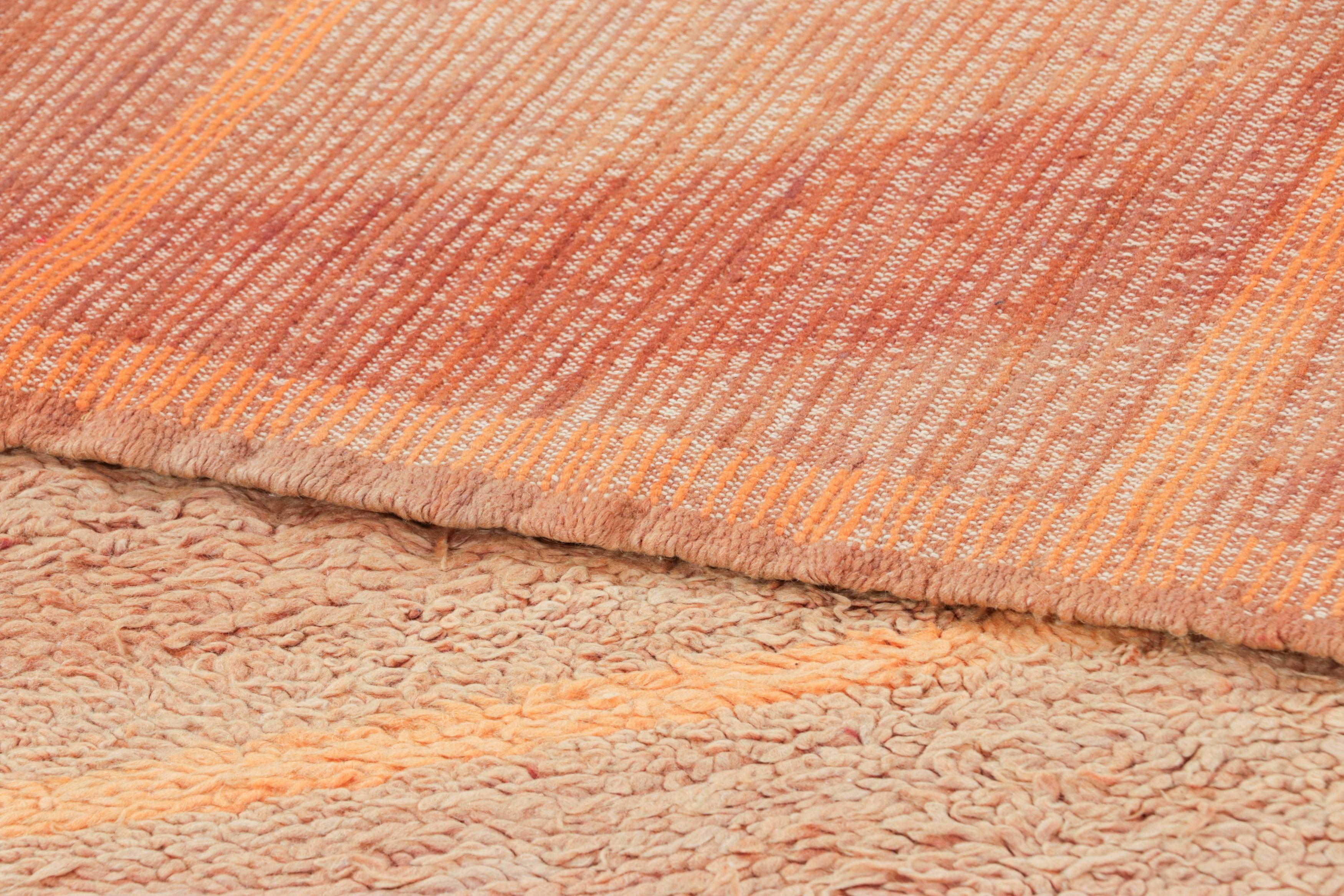 Metà XX secolo Tappeto marocchino vintage in marrone e arancione con motivi geometrici - Rug & Kilim in vendita