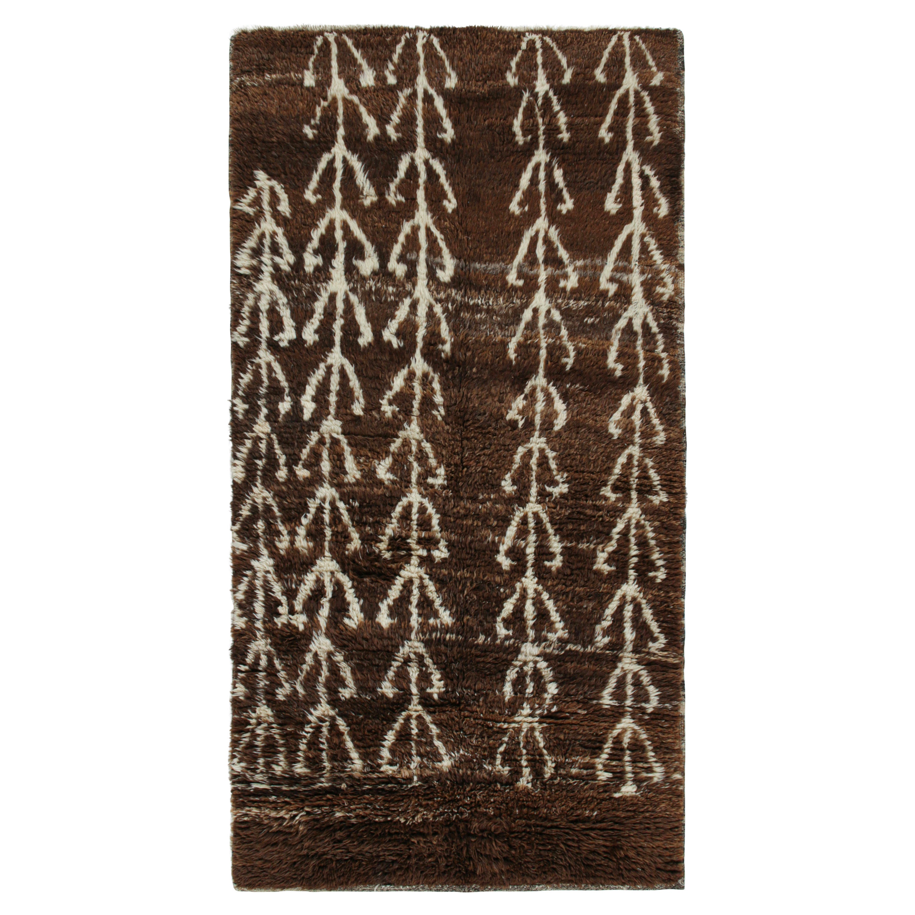 Marokkanischer Vintage-Teppich in Brown mit beigefarbenen geometrischen Mustern, von Rug & Kilim