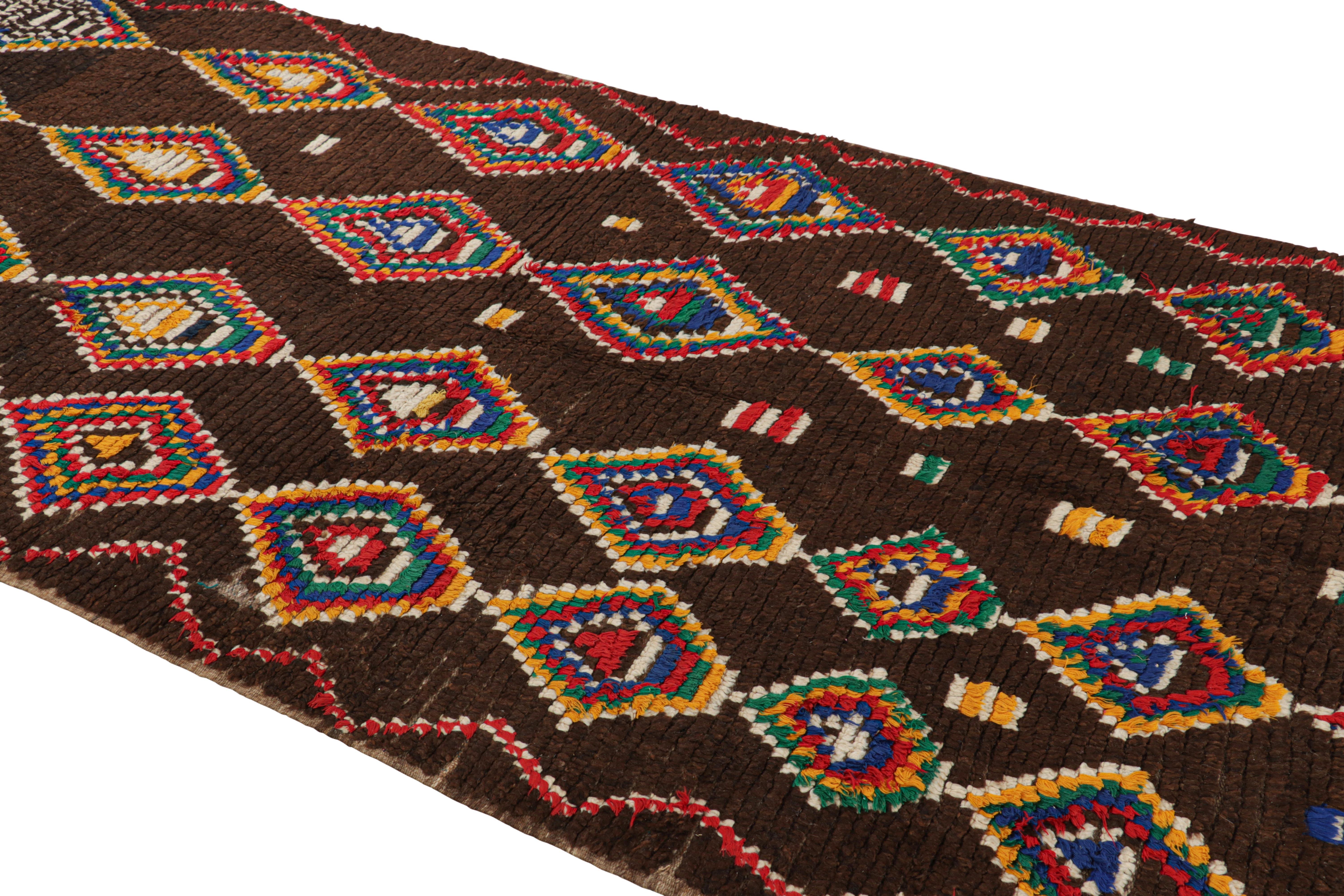 Dieser handgeknüpfte Wollteppich aus Marokko (ca. 1950-1960) im Format 4x10 ist ein äußerst seltenes Stück, wie nur wenige seiner Herkunft. 

Über das Design: 

Bewunderer des Handwerks werden feststellen, dass dieses Stück im Shabby-Chic-Stil ein