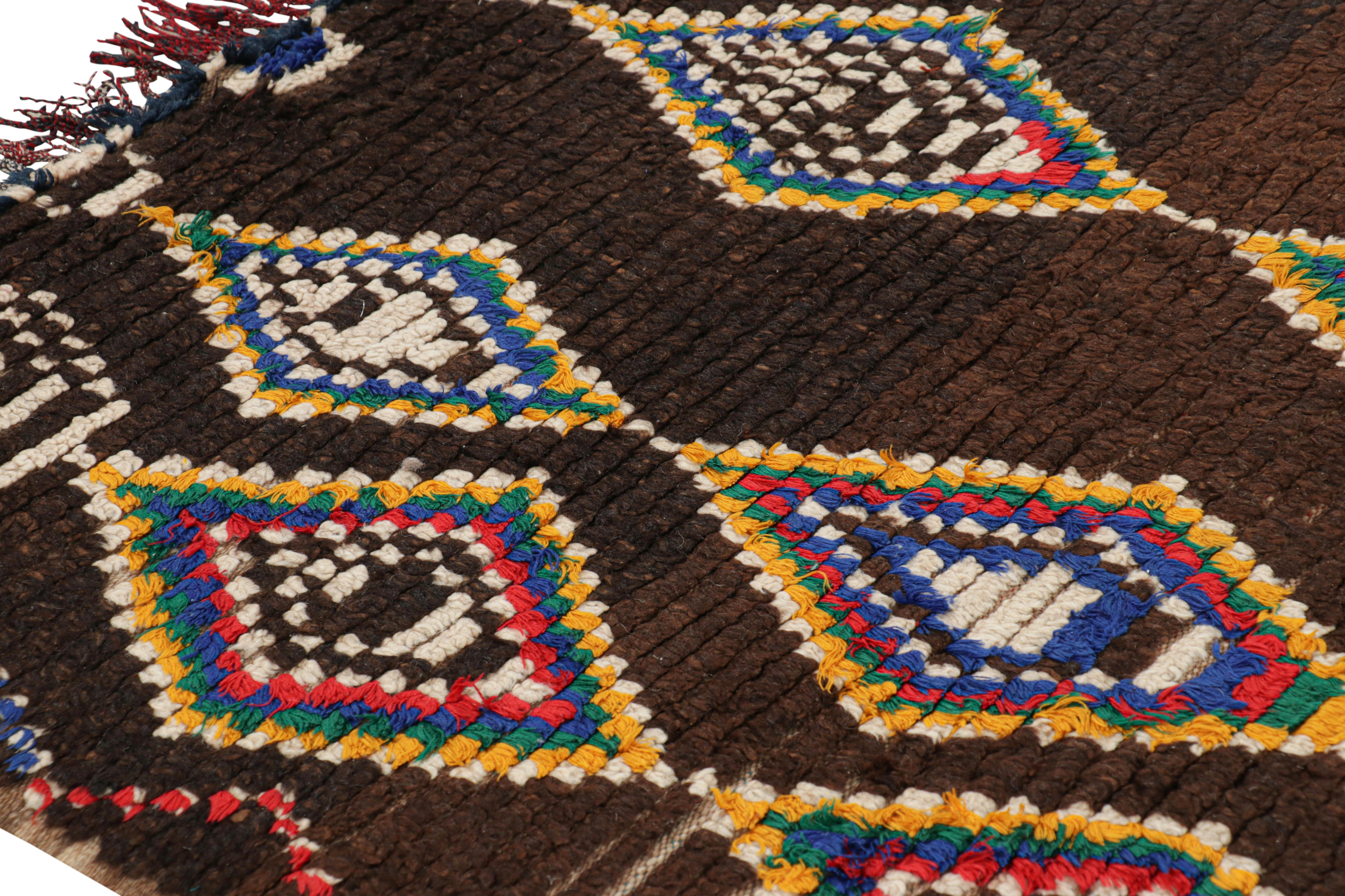 Marokkanischer Vintage-Teppich in Brown mit bunten, rautenförmigen Diamanten  Rug & Kilim (Handgeknüpft) im Angebot