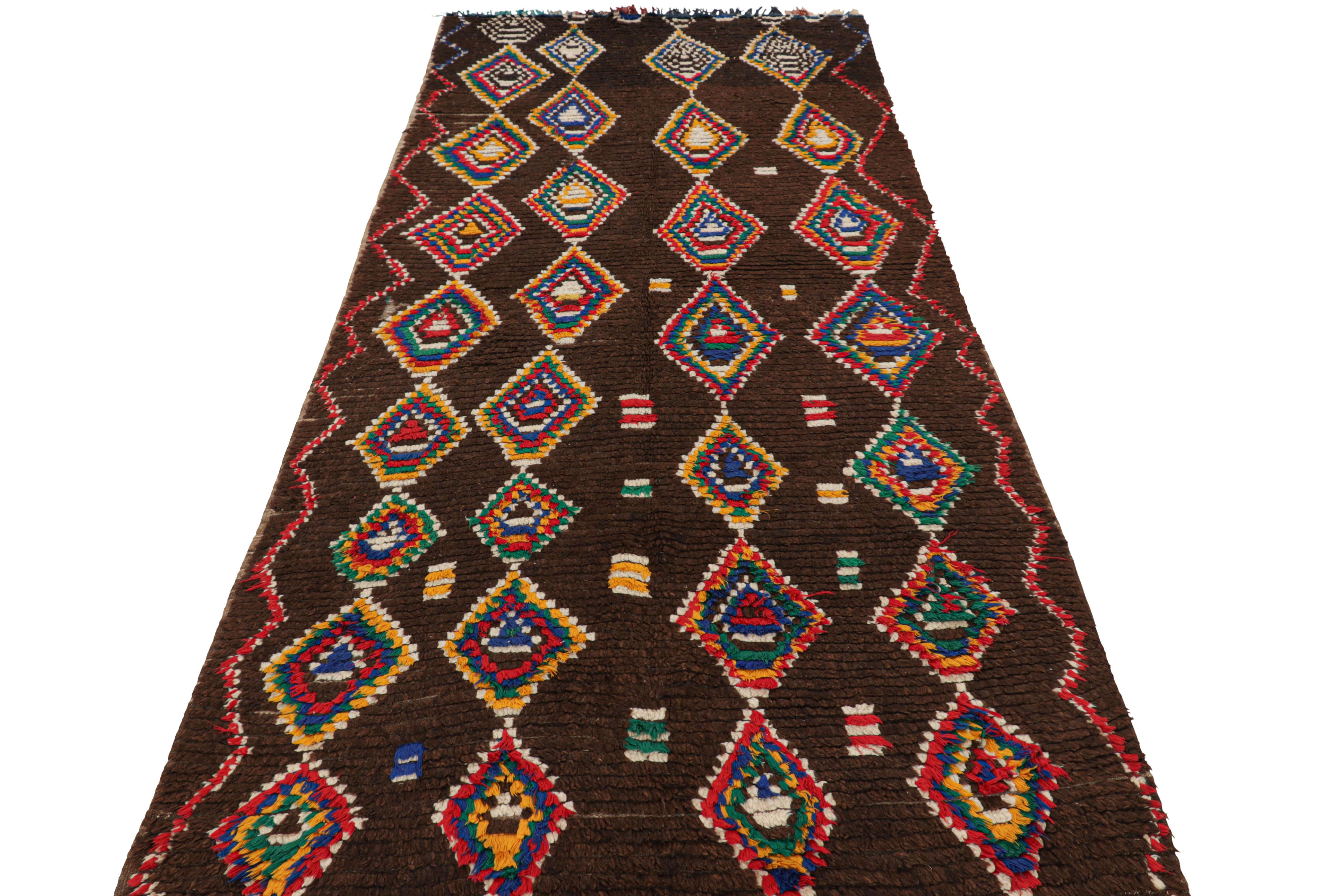 Marokkanischer Vintage-Teppich in Brown mit bunten, rautenförmigen Diamanten  Rug & Kilim im Zustand „Gut“ im Angebot in Long Island City, NY