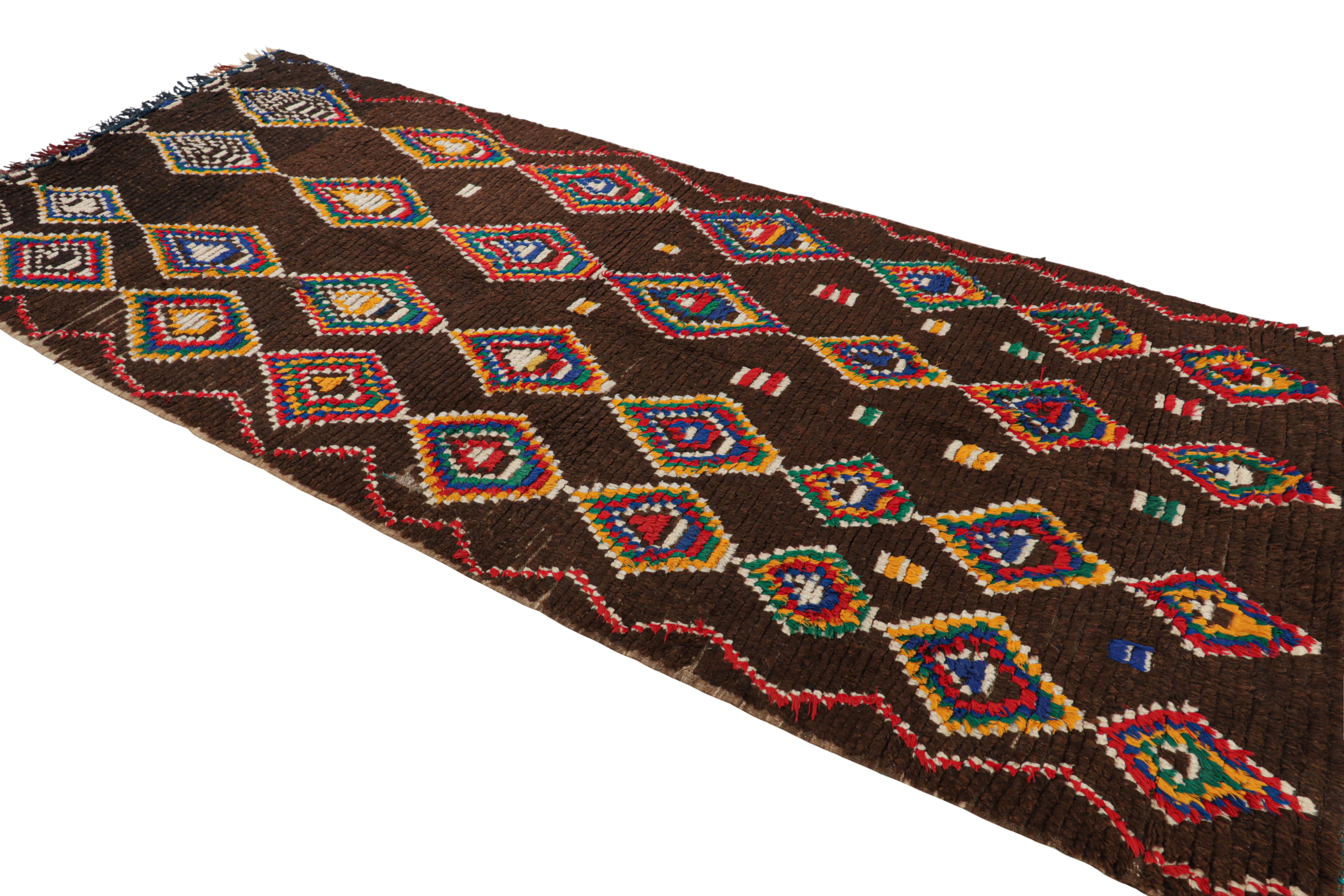 Marokkanischer Vintage-Teppich in Brown mit bunten, rautenförmigen Diamanten  Rug & Kilim (Mitte des 20. Jahrhunderts) im Angebot