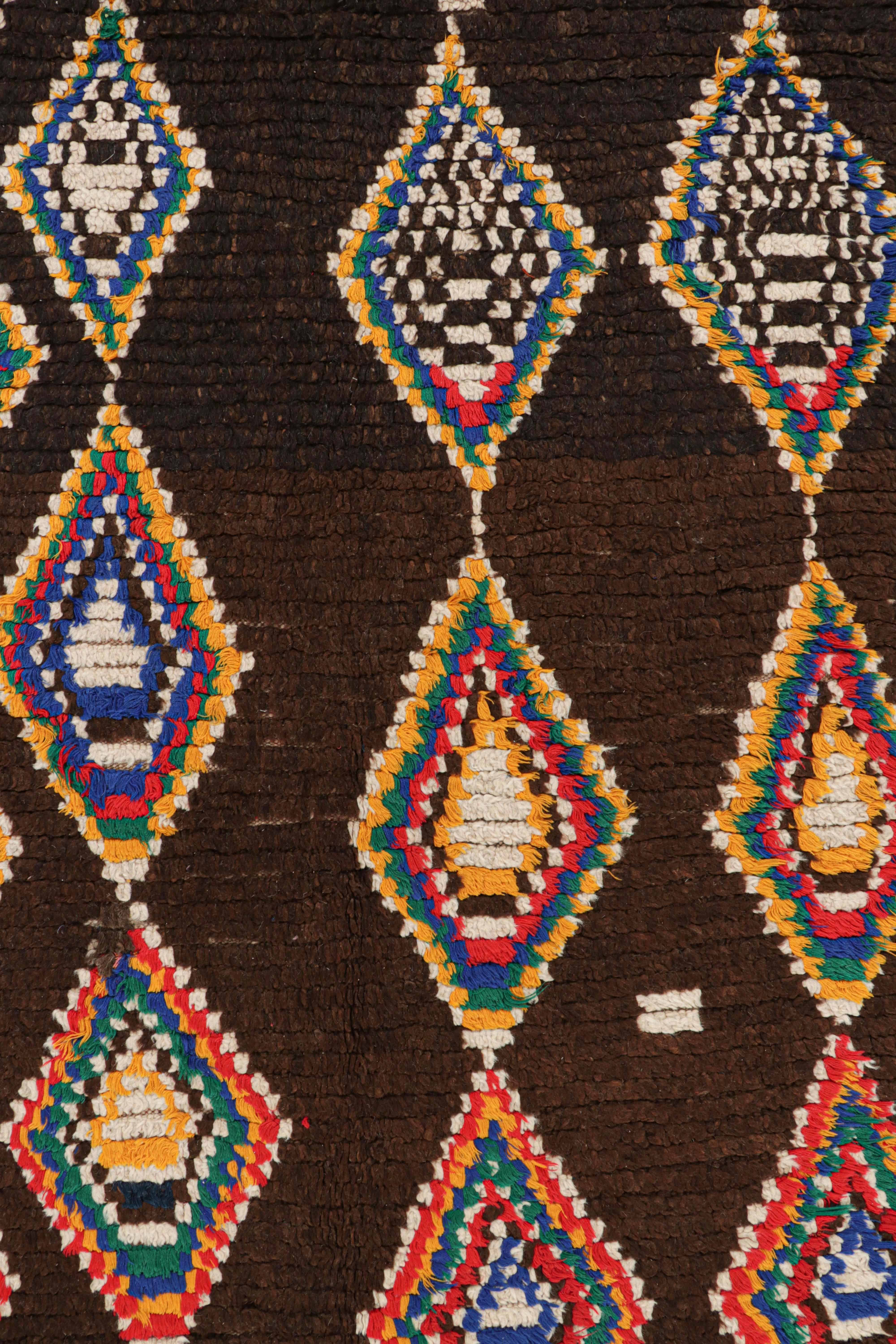 Marokkanischer Vintage-Teppich in Brown mit bunten, rautenförmigen Diamanten  Rug & Kilim (Wolle) im Angebot