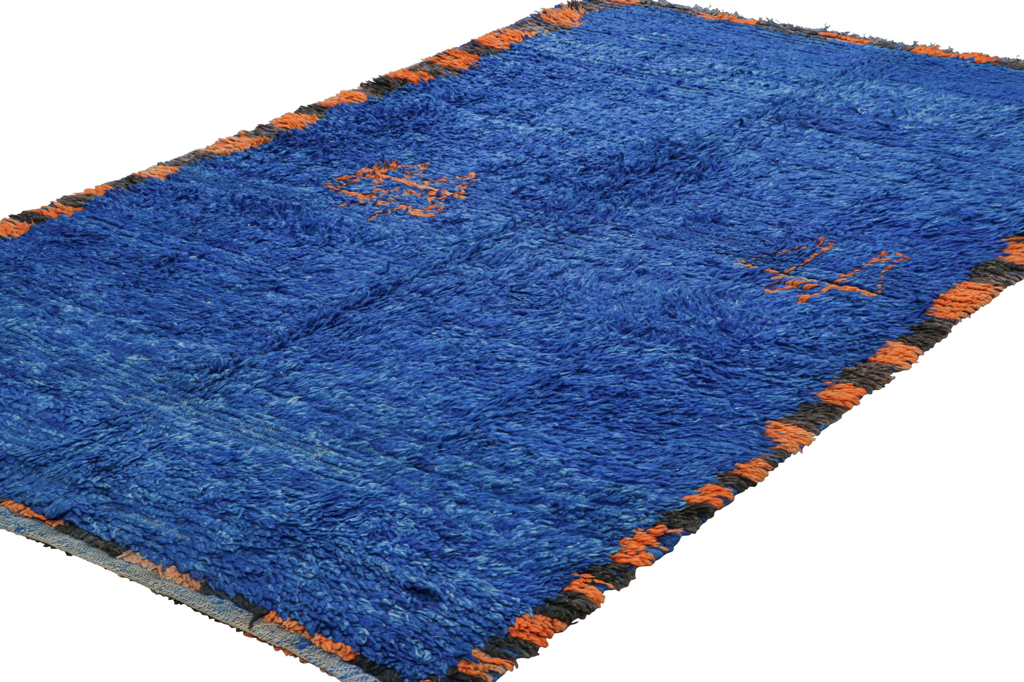 Alfombra marroquí vintage en tonos azul cobalto y naranja - Rug & Kilim Anudado a mano en venta