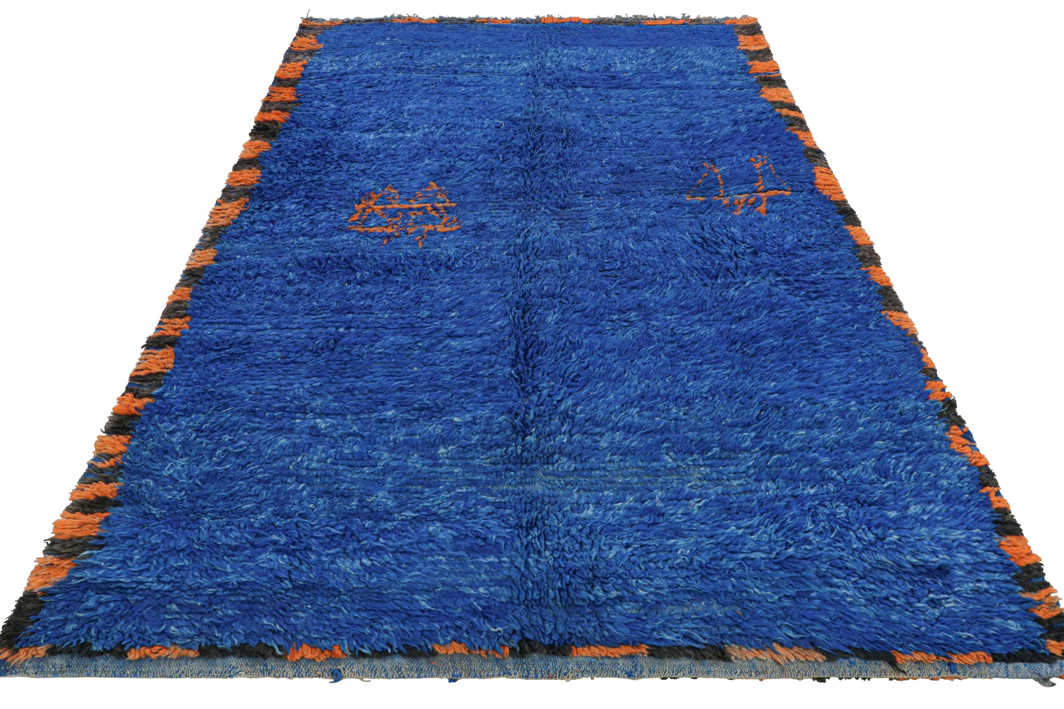 Alfombra marroquí vintage en tonos azul cobalto y naranja - Rug & Kilim en Bueno estado para la venta en Long Island City, NY