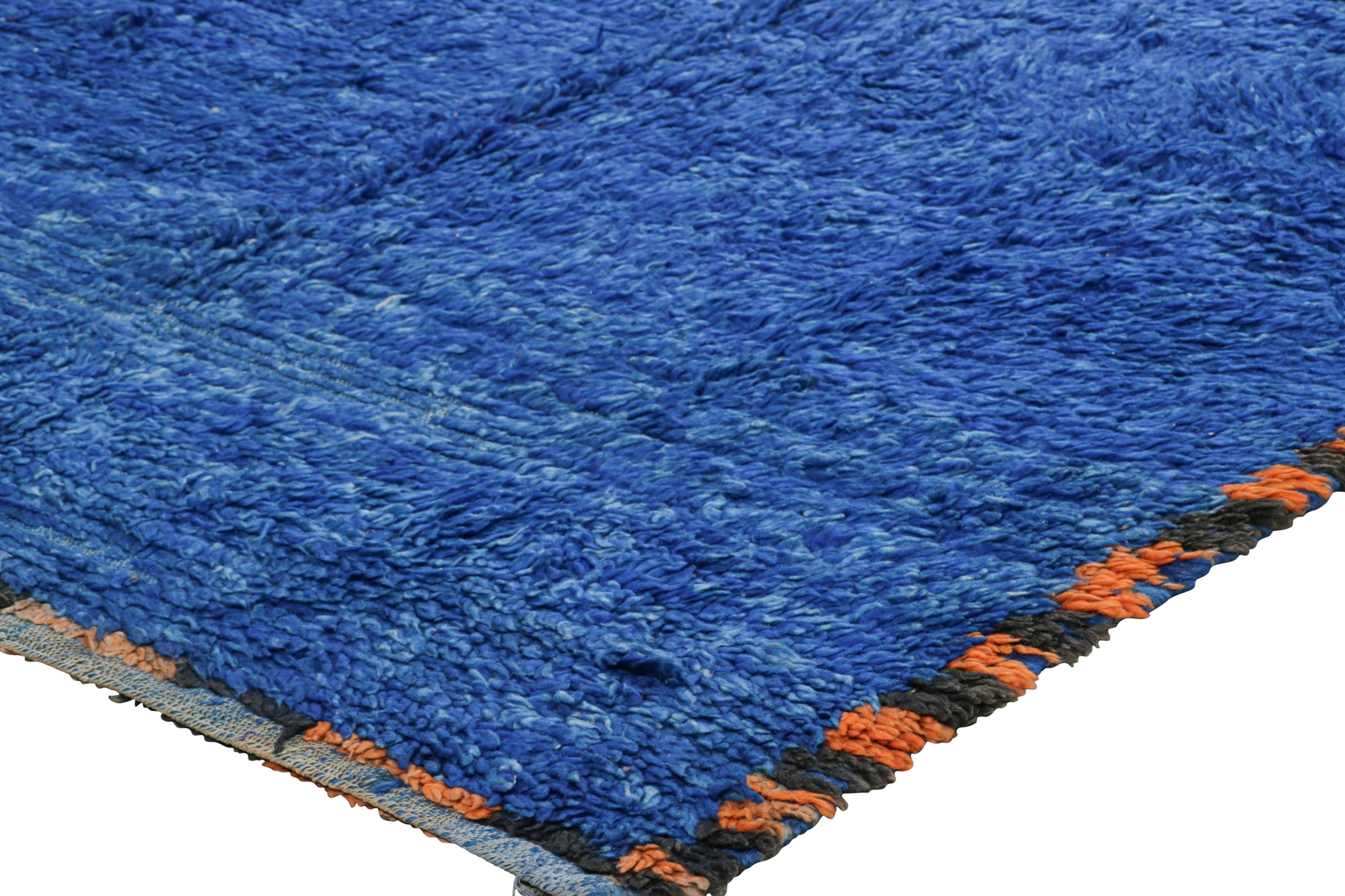 Alfombra marroquí vintage en tonos azul cobalto y naranja - Rug & Kilim mediados del siglo XX en venta