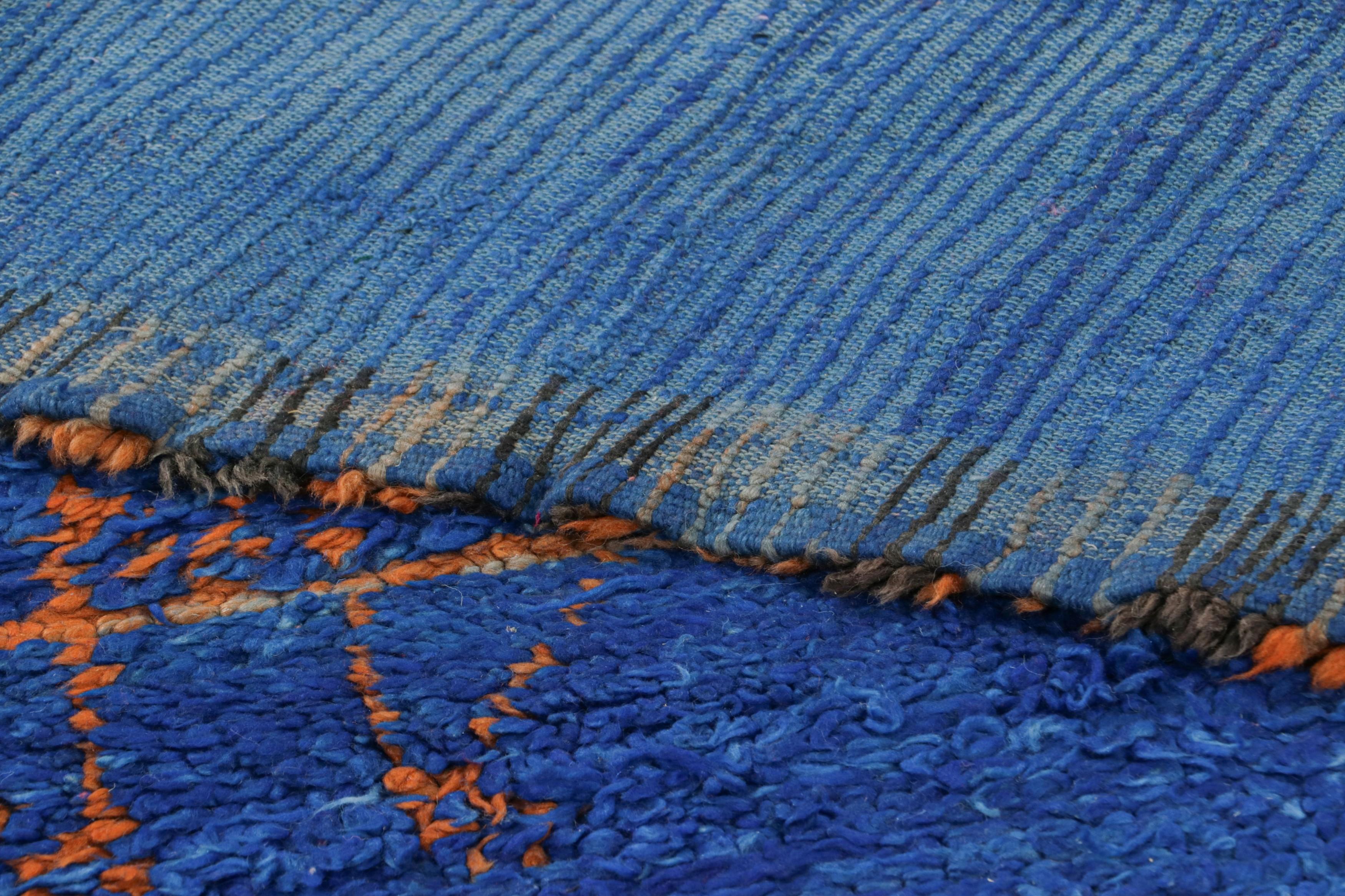 Alfombra marroquí vintage en tonos azul cobalto y naranja - Rug & Kilim Lana en venta
