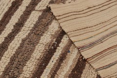 Alfombra marroquí vintage en marfil y moca con motivos de rayas - Rug & Kilim