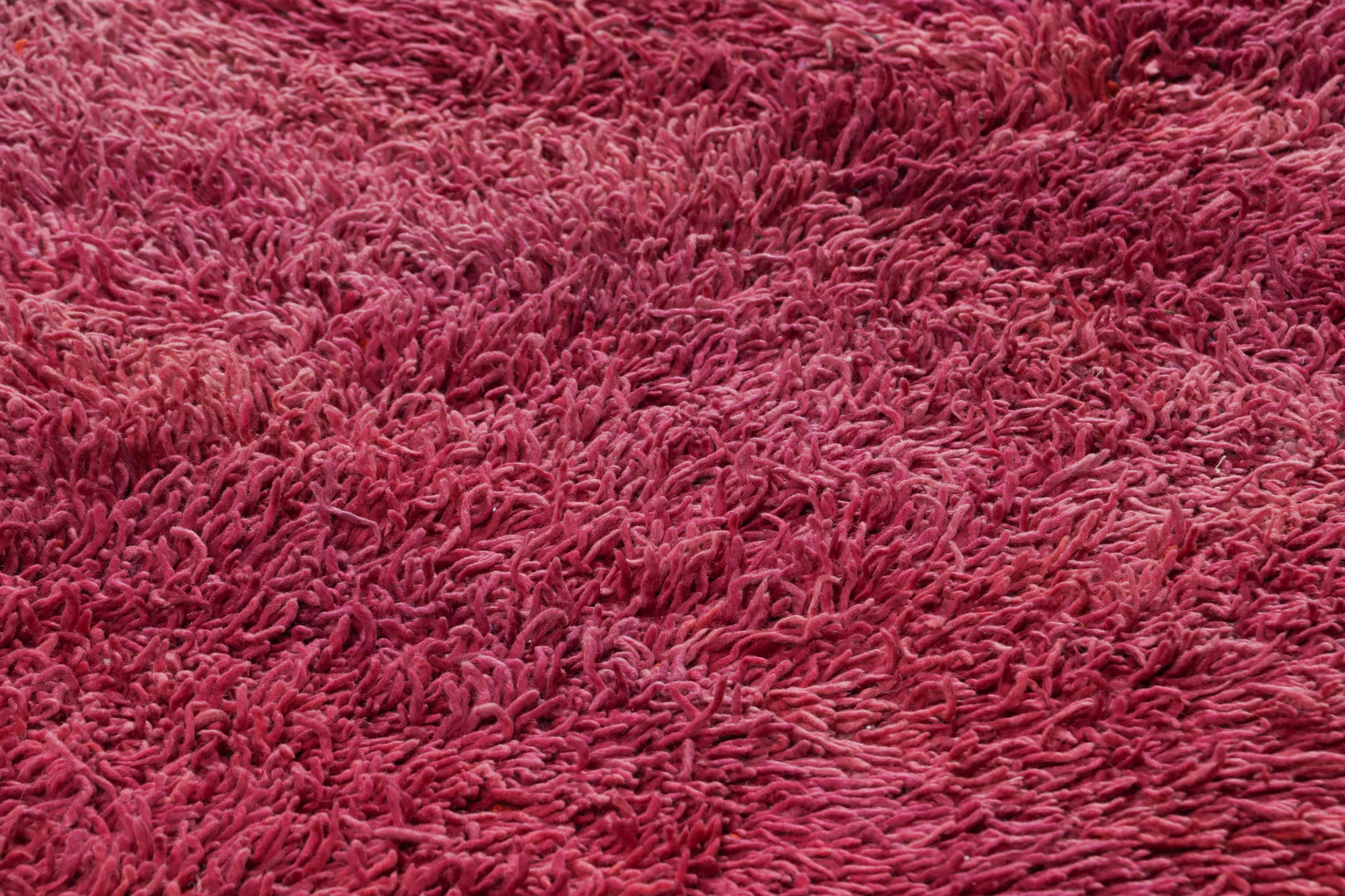 Anudada a mano en lana y originaria de Marruecos hacia 1950-1960, esta alfombra vintage de 7x8 es una de las novedades más interesantes de las colecciones de mediados de siglo de Rug & Kilim. 

Sobre el diseño: 

Esta radiante alfombra marroquí