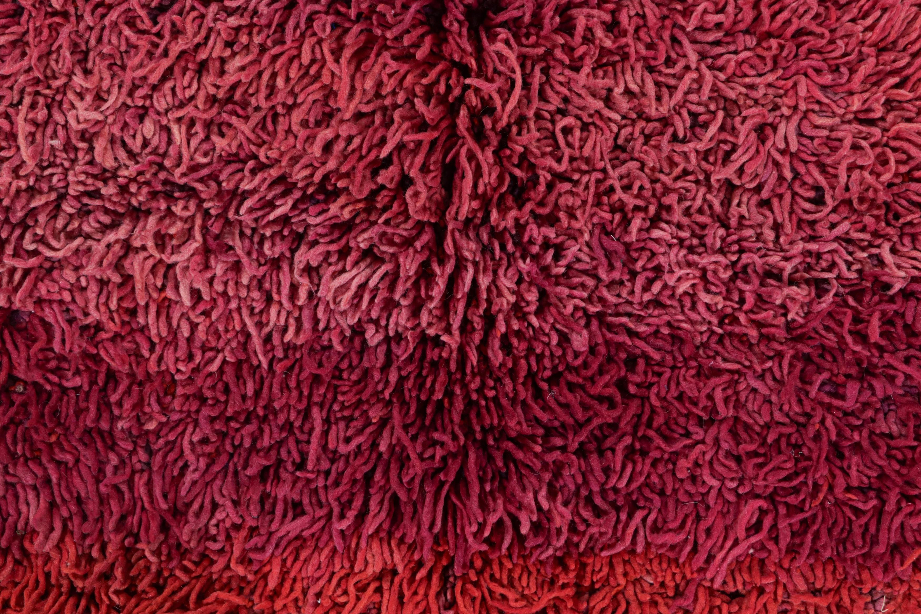 Alfombra marroquí vintage magenta de pelo alto - Rug & Kilim Marroquí en venta