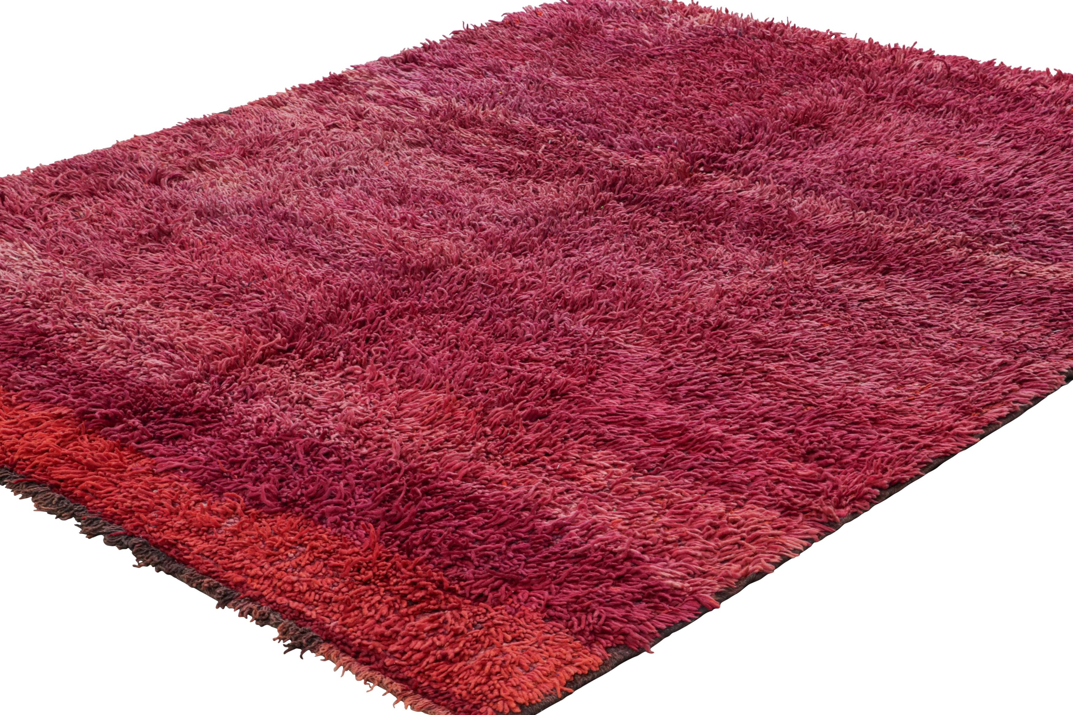 Alfombra marroquí vintage magenta de pelo alto - Rug & Kilim Anudado a mano en venta