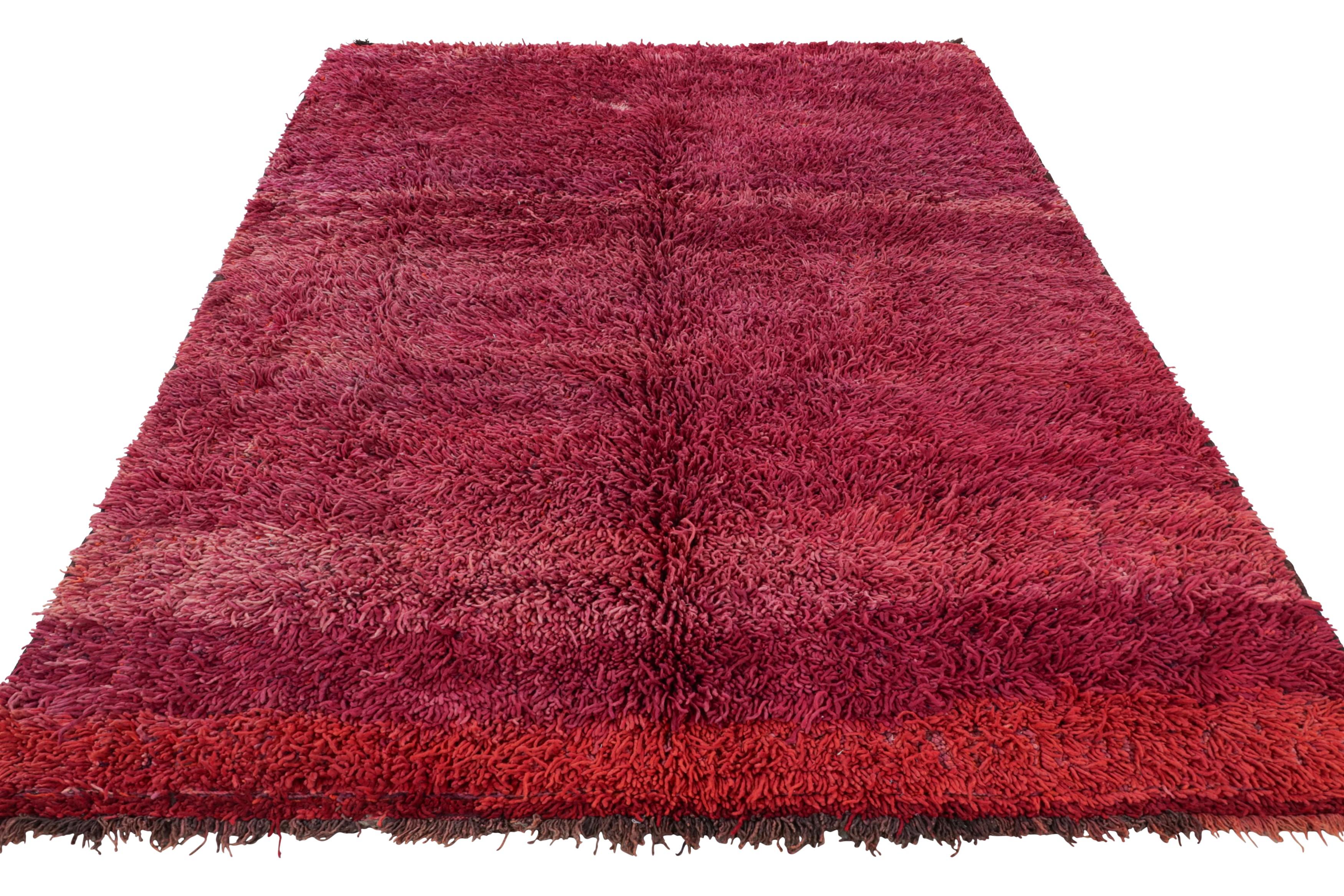 Alfombra marroquí vintage magenta de pelo alto - Rug & Kilim en Bueno estado para la venta en Long Island City, NY
