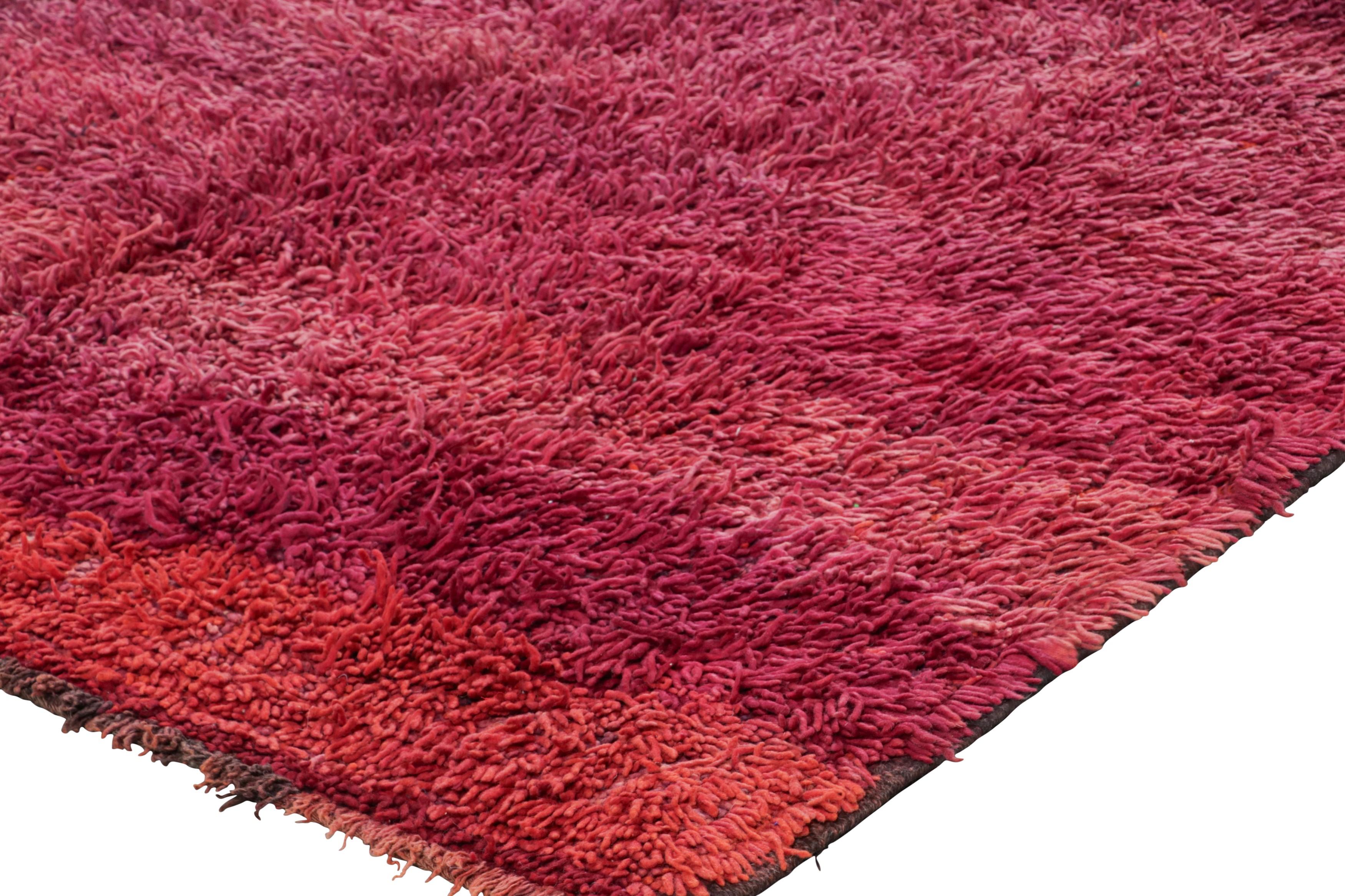 Alfombra marroquí vintage magenta de pelo alto - Rug & Kilim mediados del siglo XX en venta