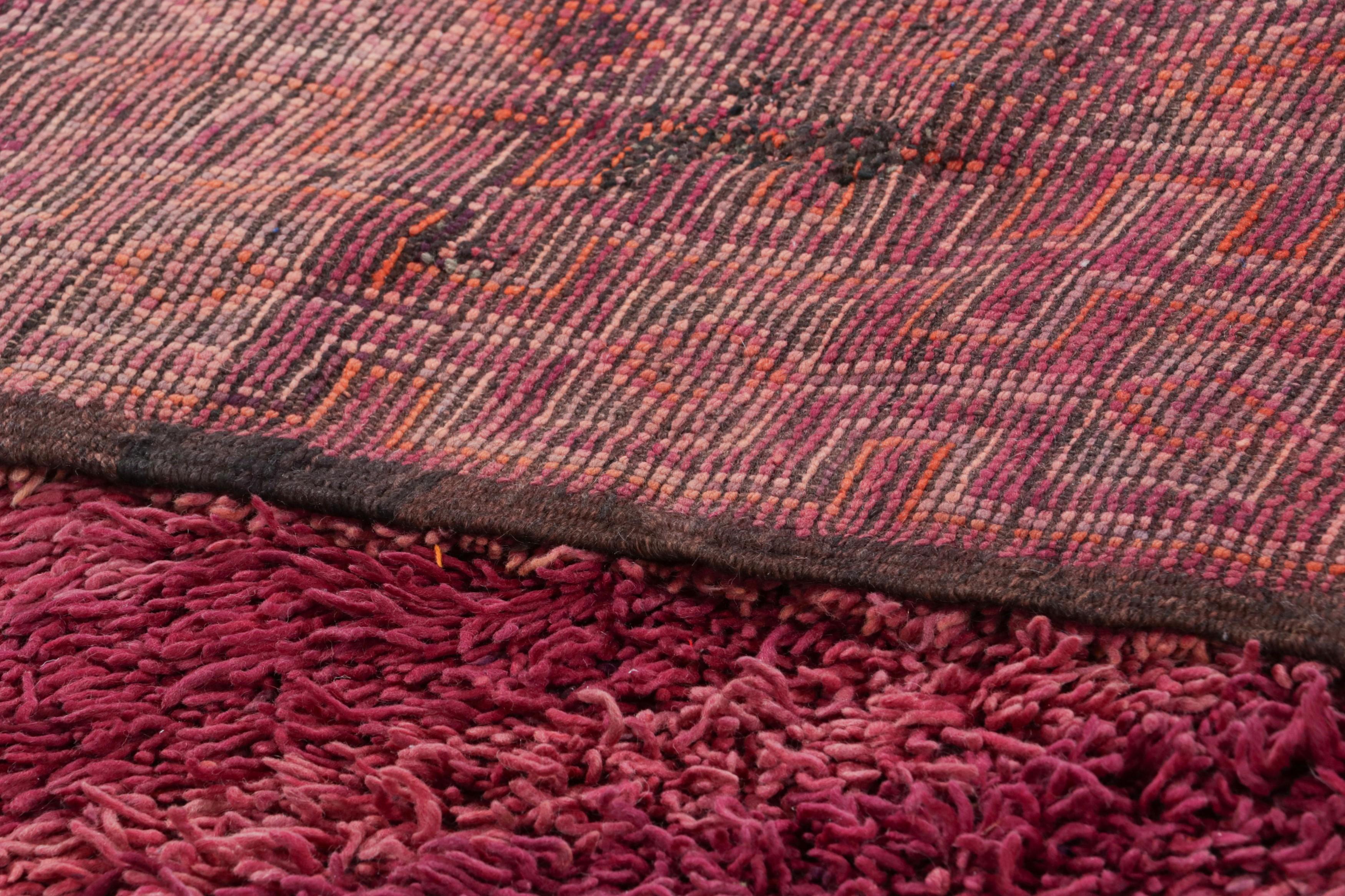 Alfombra marroquí vintage magenta de pelo alto - Rug & Kilim Lana en venta