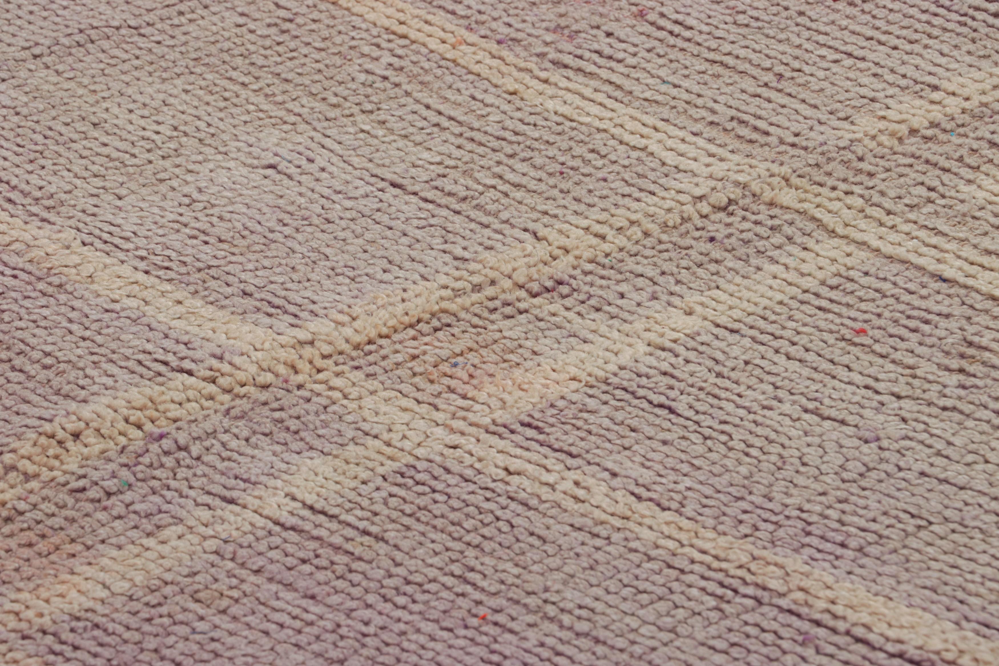 Dieser 7x9 große, handgeknüpfte Wollteppich aus Marokko (ca. 1950-1960) ist eine Rarität und gehört zu den aufregendsten Neuzugängen in der Kollektion von Rug & Kilim aus der Mitte des Jahrhunderts.

Über das Design: 

Dieser marokkanische