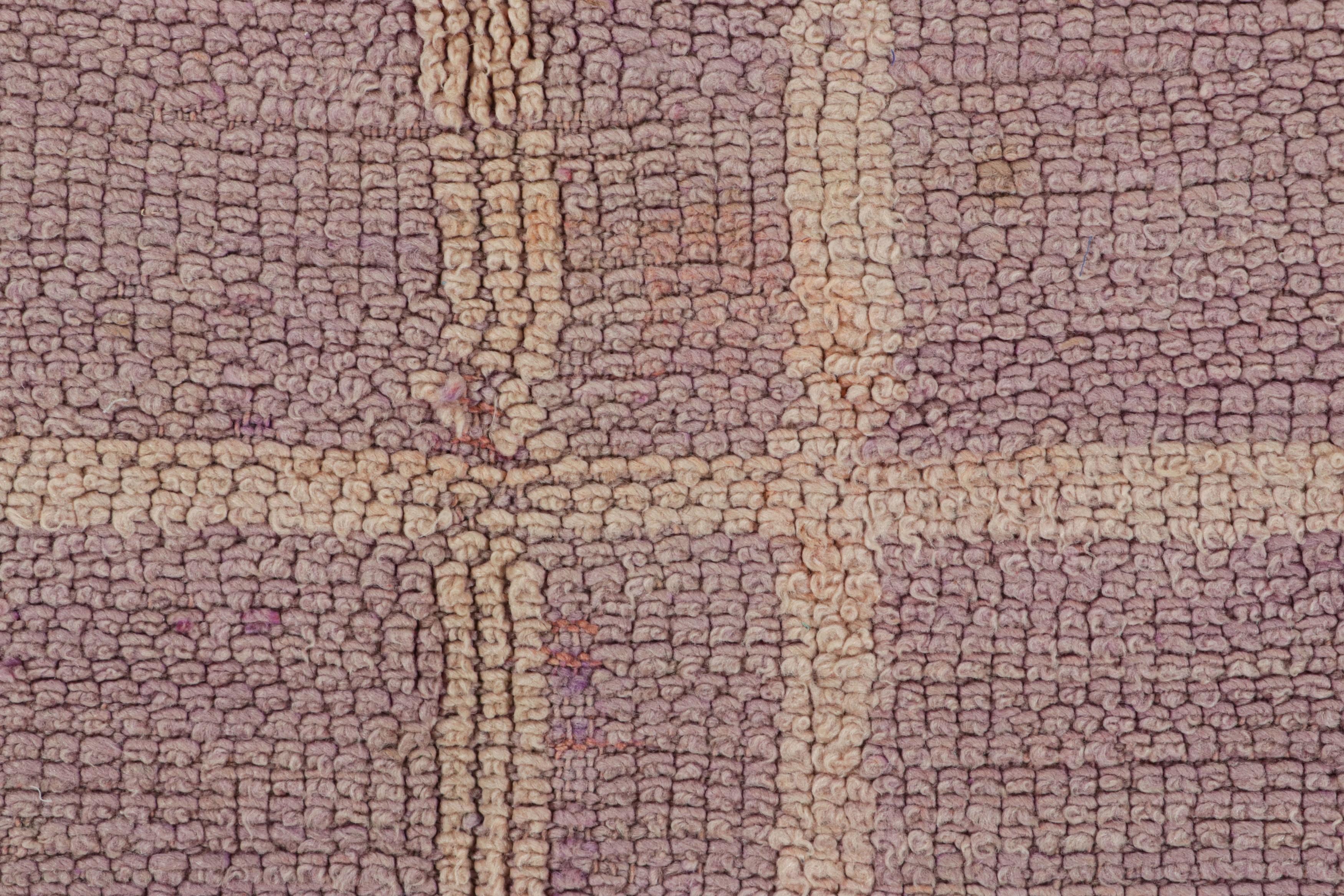 Marokkanischer Vintage-Teppich in Mauve und Beige mit geometrischen Mustern - Rug & Kilim (Handgeknüpft) im Angebot
