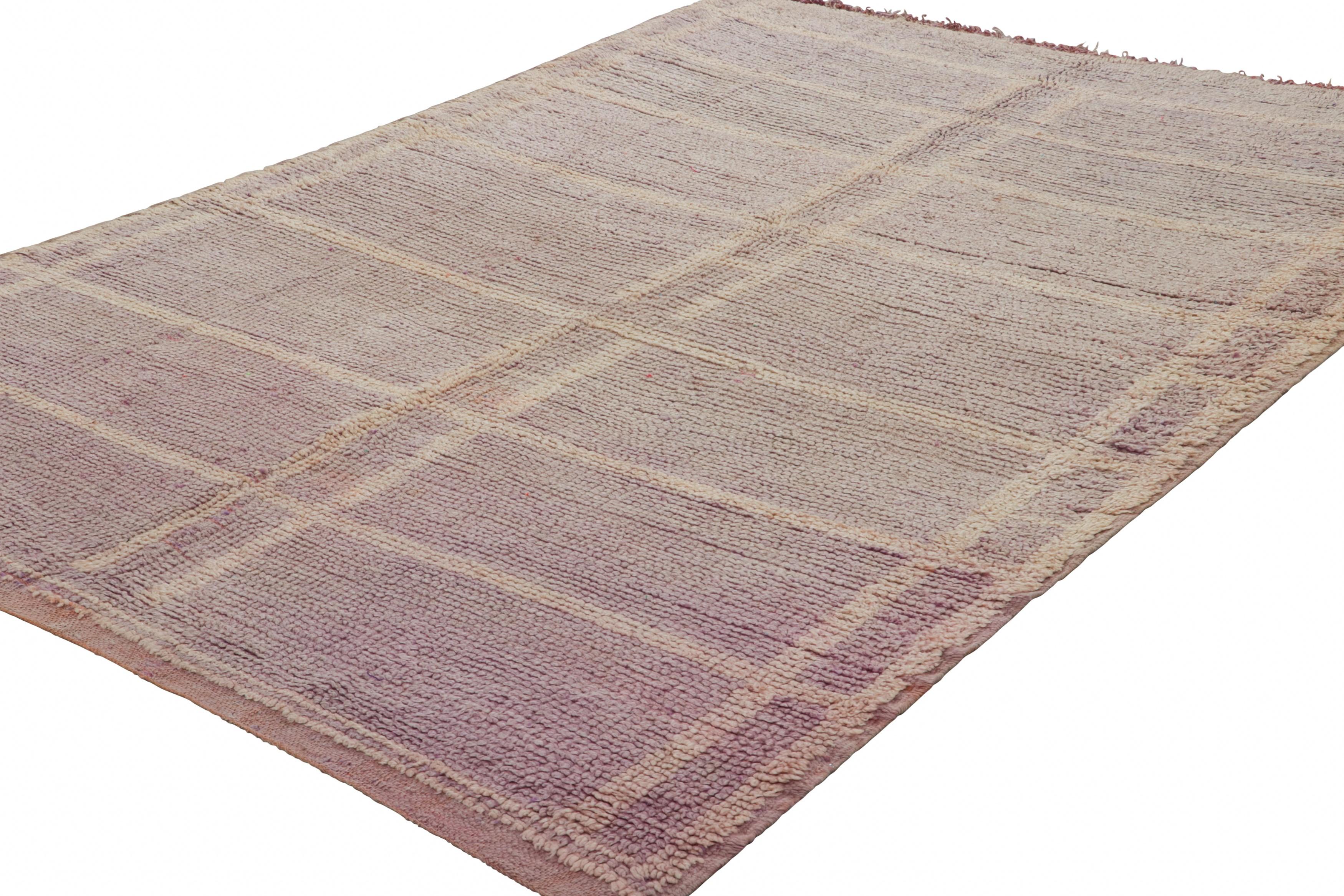 Marokkanischer Vintage-Teppich in Mauve und Beige mit geometrischen Mustern - Rug & Kilim im Zustand „Gut“ im Angebot in Long Island City, NY