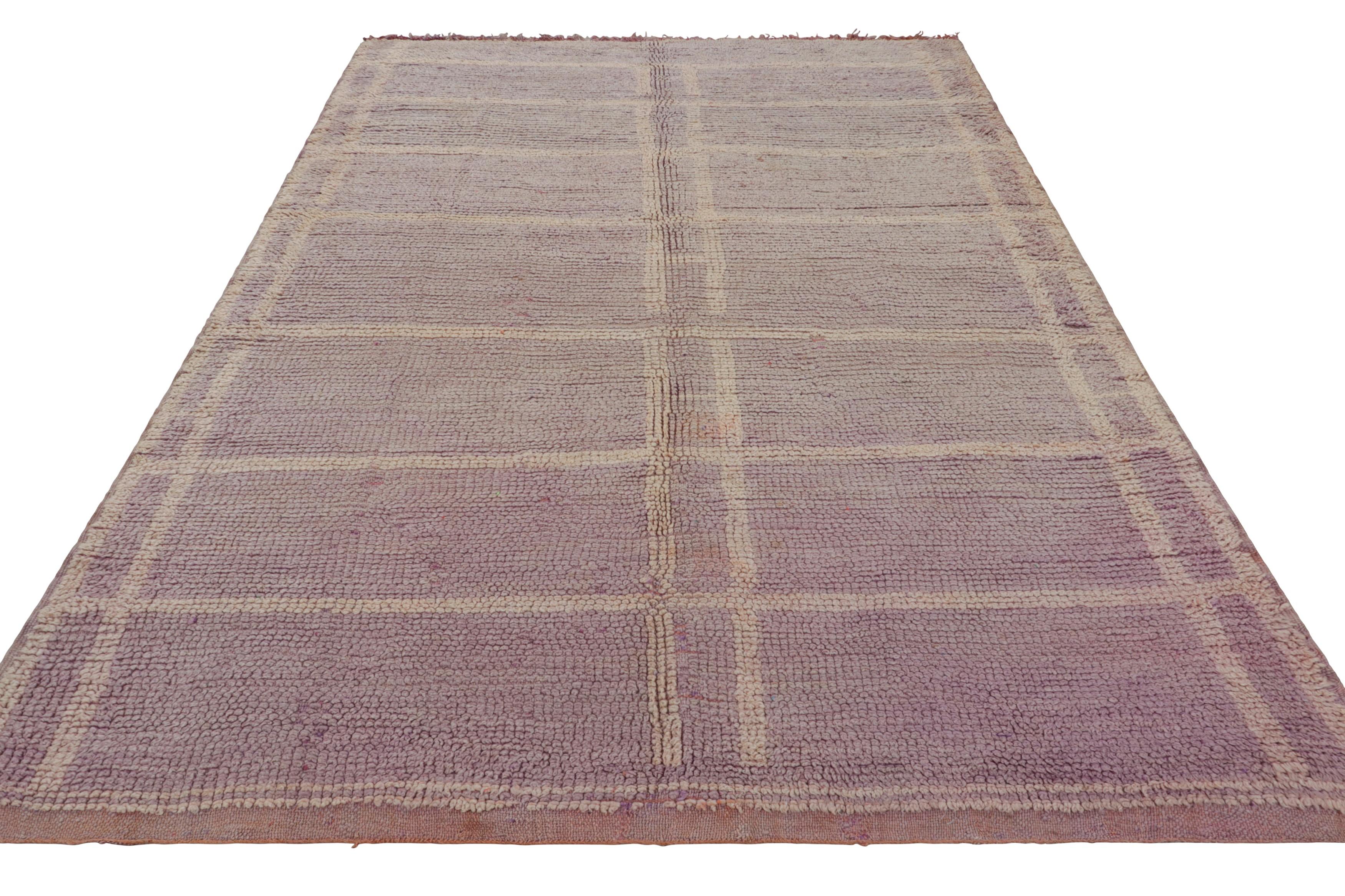 Marokkanischer Vintage-Teppich in Mauve und Beige mit geometrischen Mustern - Rug & Kilim (Mitte des 20. Jahrhunderts) im Angebot