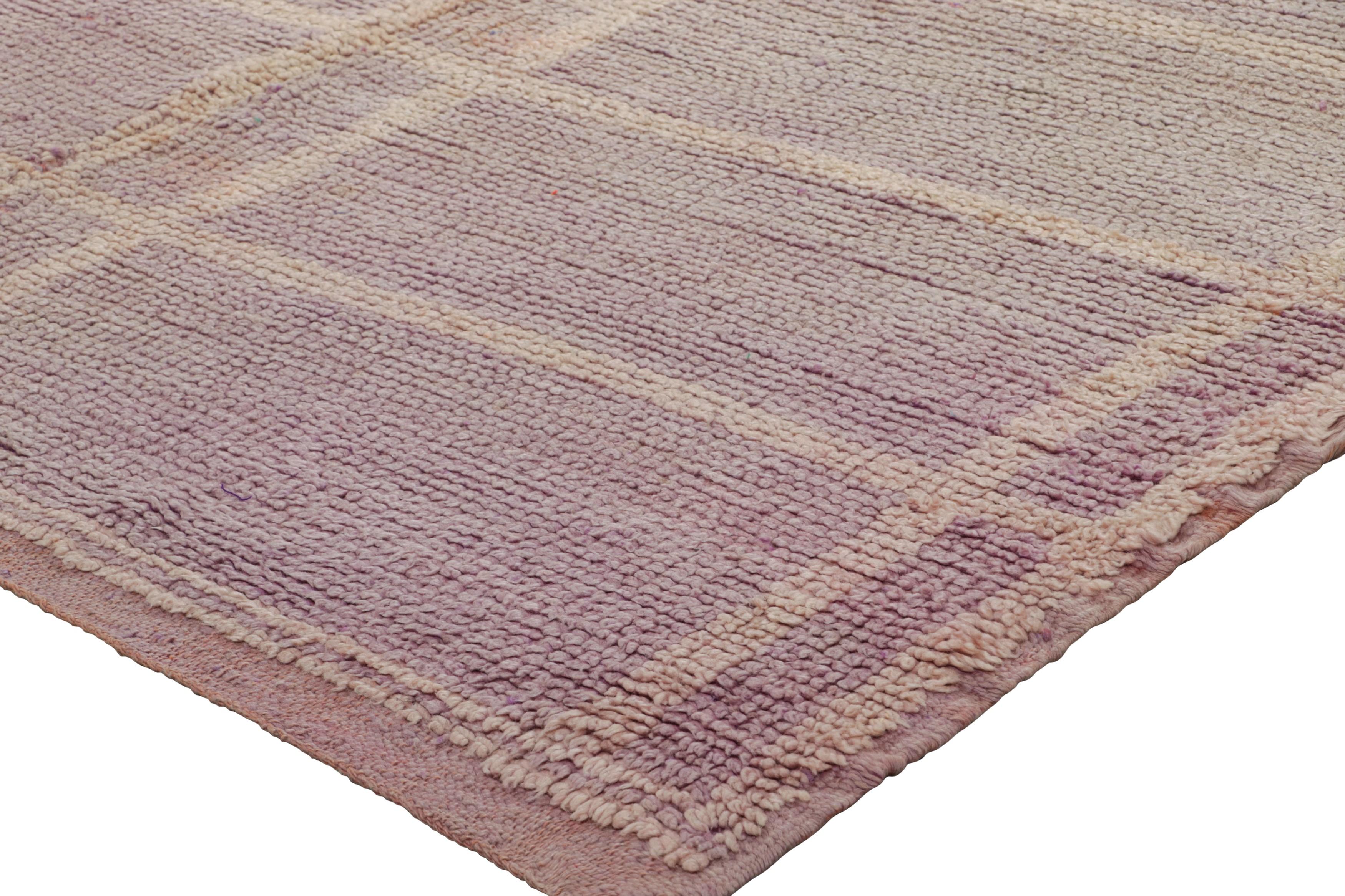 Marokkanischer Vintage-Teppich in Mauve und Beige mit geometrischen Mustern - Rug & Kilim (Wolle) im Angebot