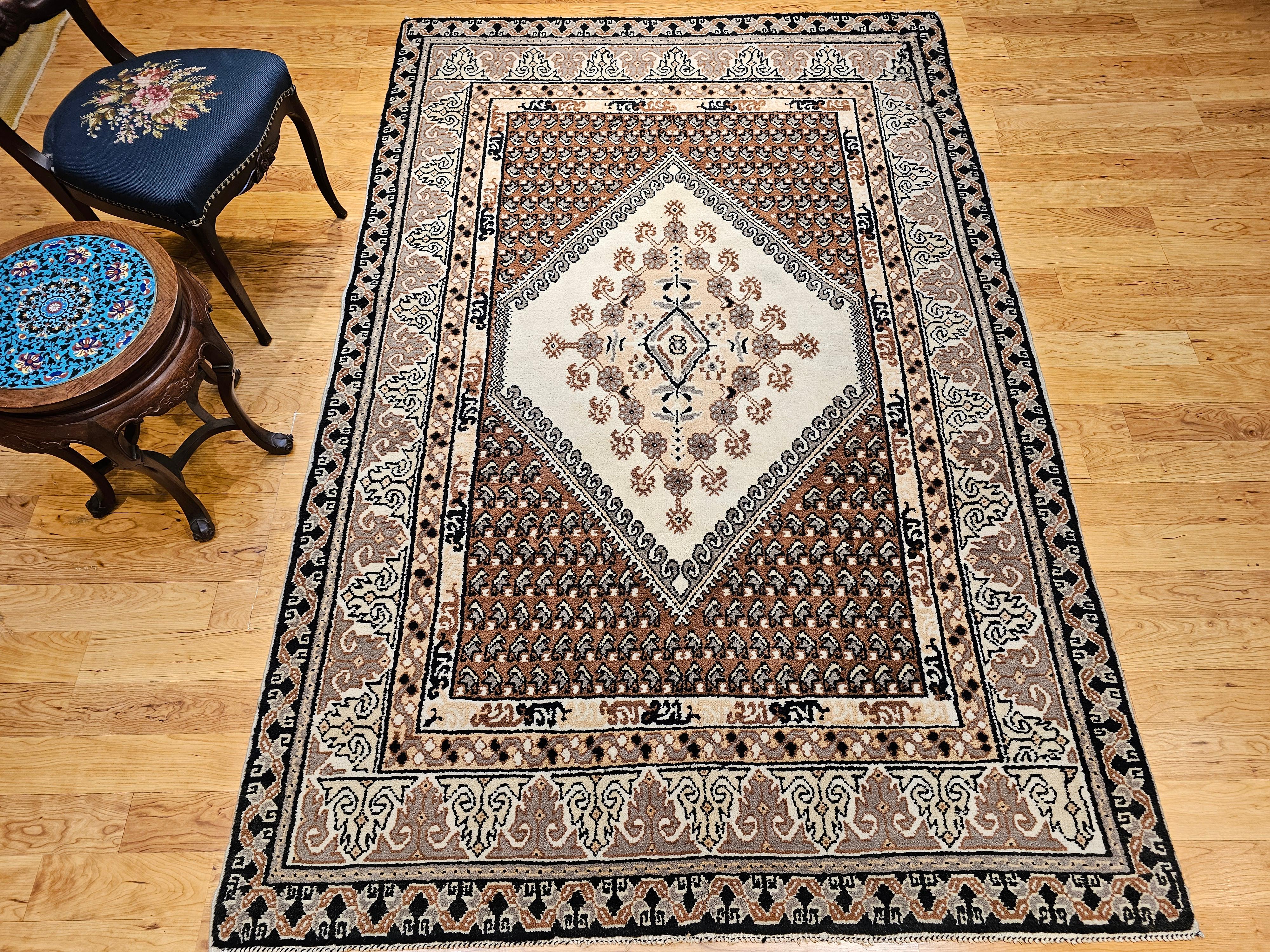 Alfombra marroquí vintage con motivos geométricos en marrón, marfil, negro y gris en venta 7