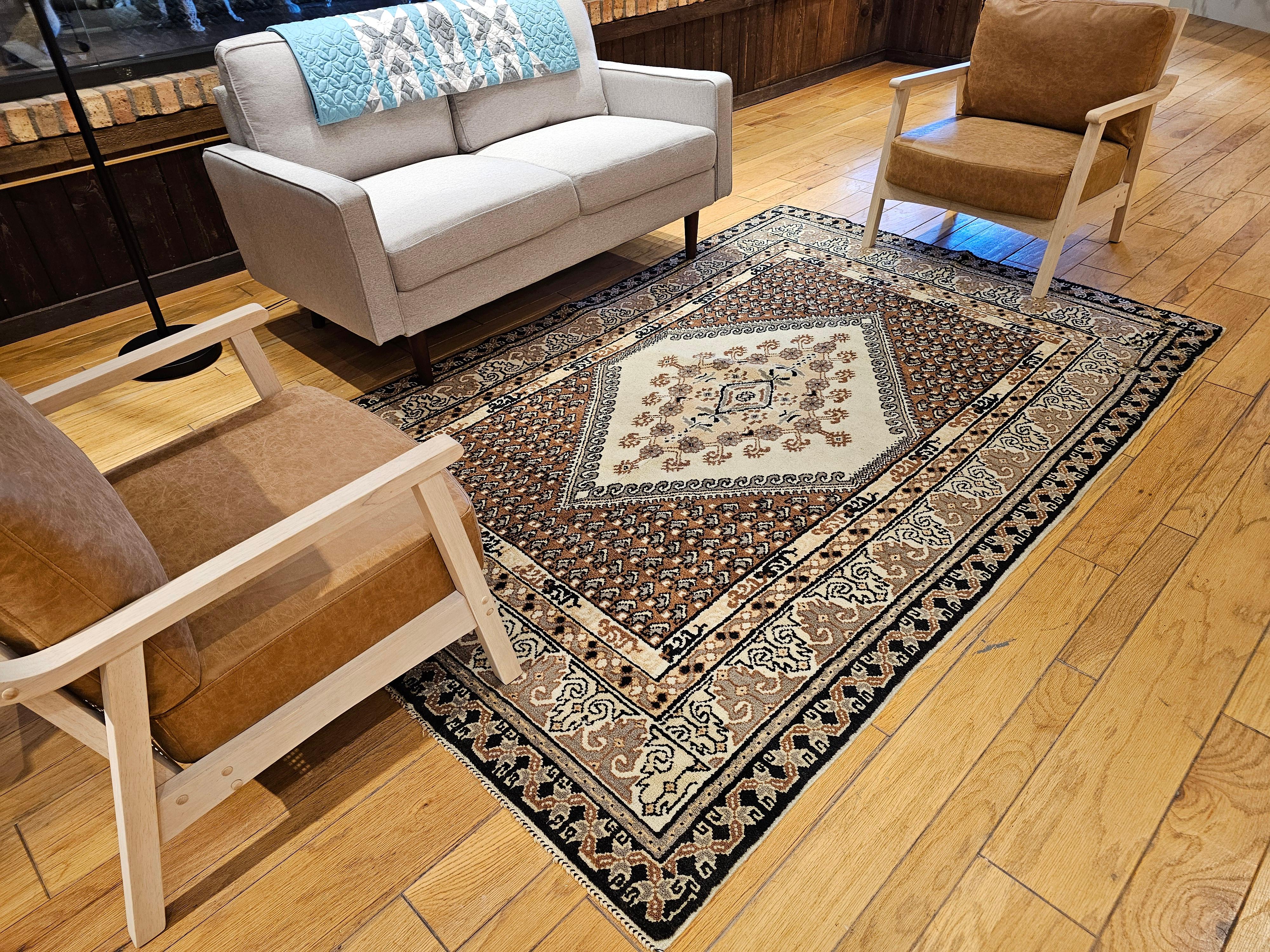 Alfombra marroquí vintage con motivos geométricos en marrón, marfil, negro y gris en venta 10