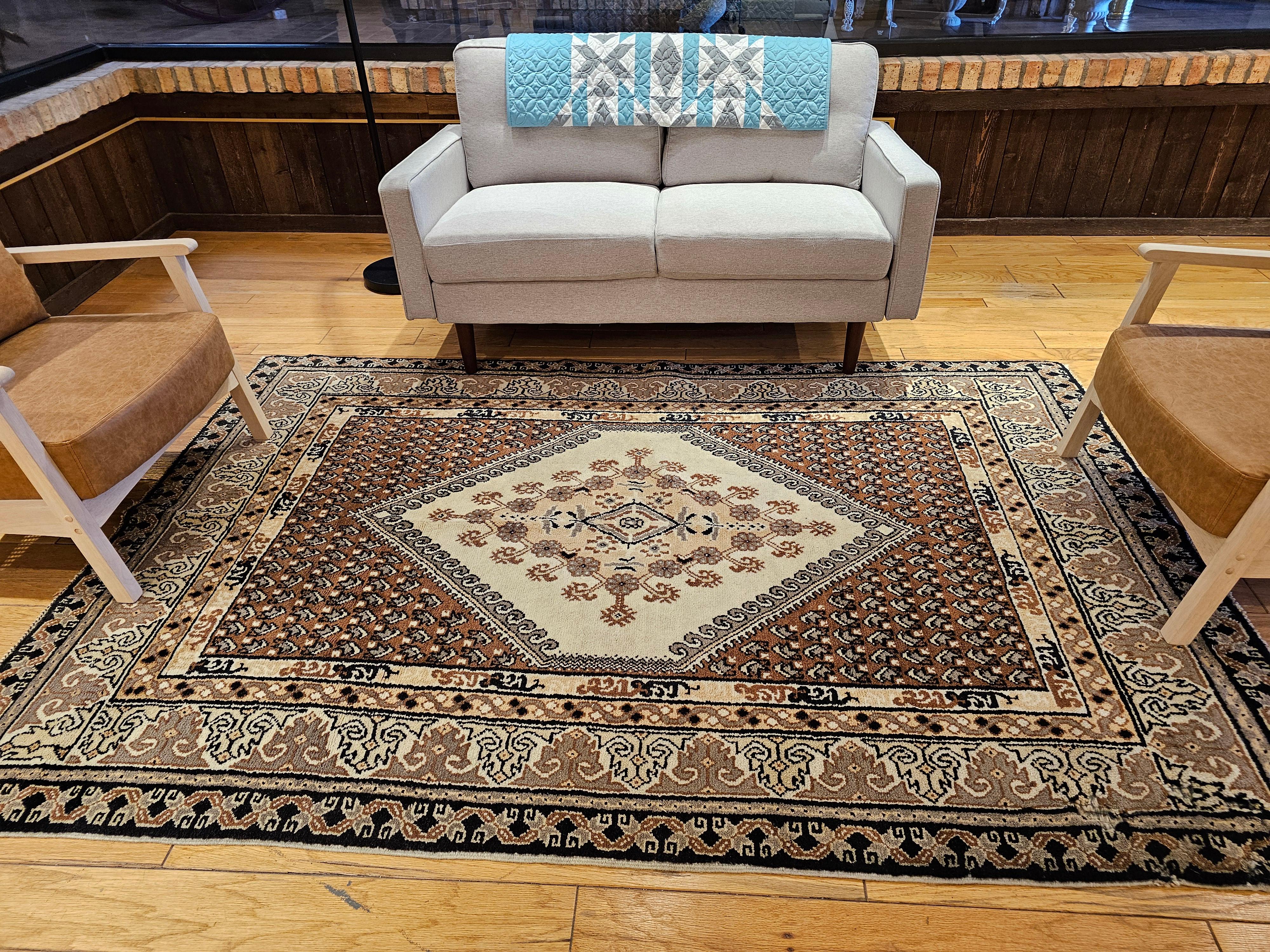 Alfombra marroquí vintage con motivos geométricos en marrón, marfil, negro y gris en venta 11