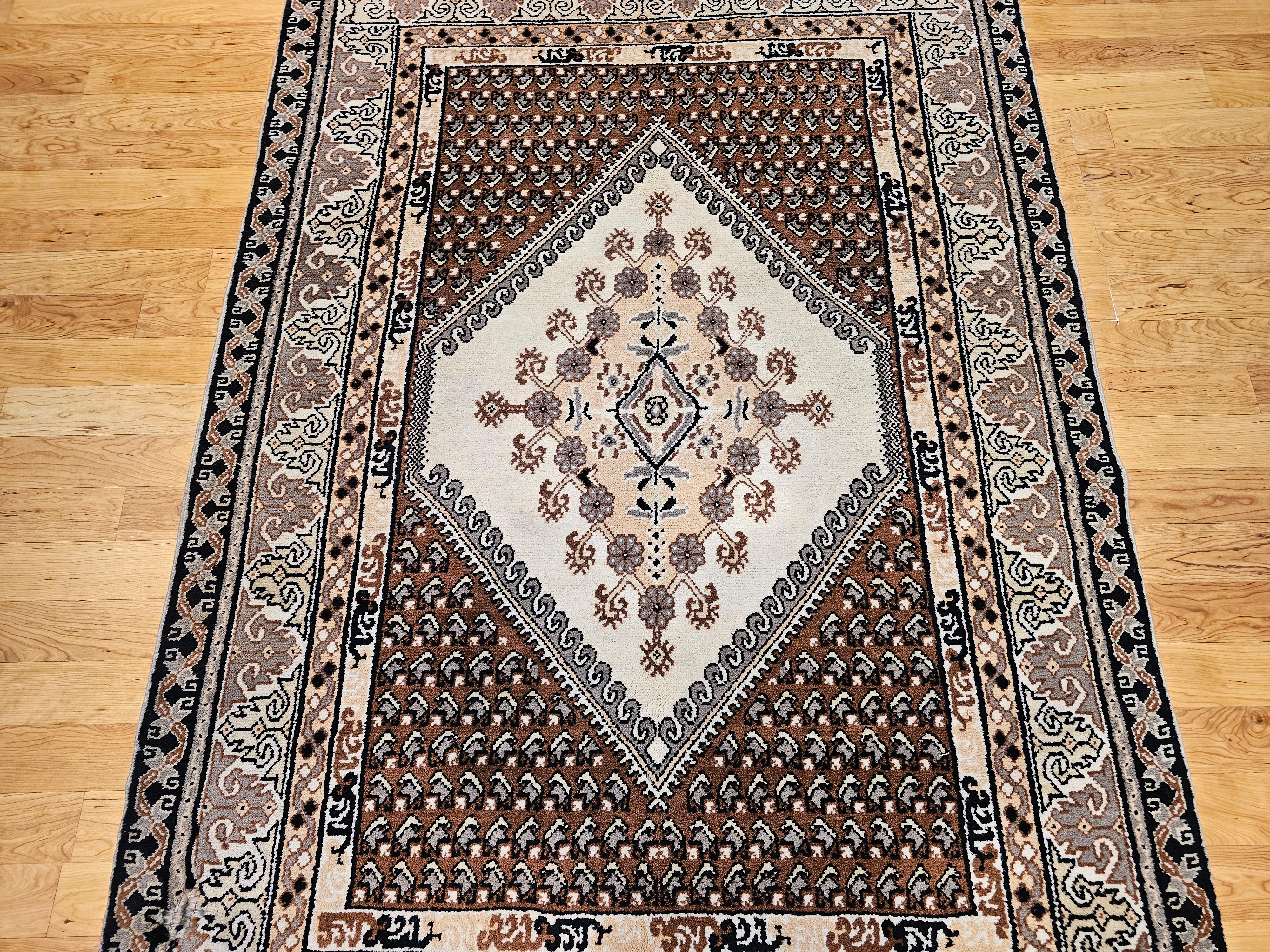 Marokkanischer Vintage-Teppich mit Medaillon-Muster in Brown, Elfenbein, Schwarz, Grau im Zustand „Gut“ im Angebot in Barrington, IL