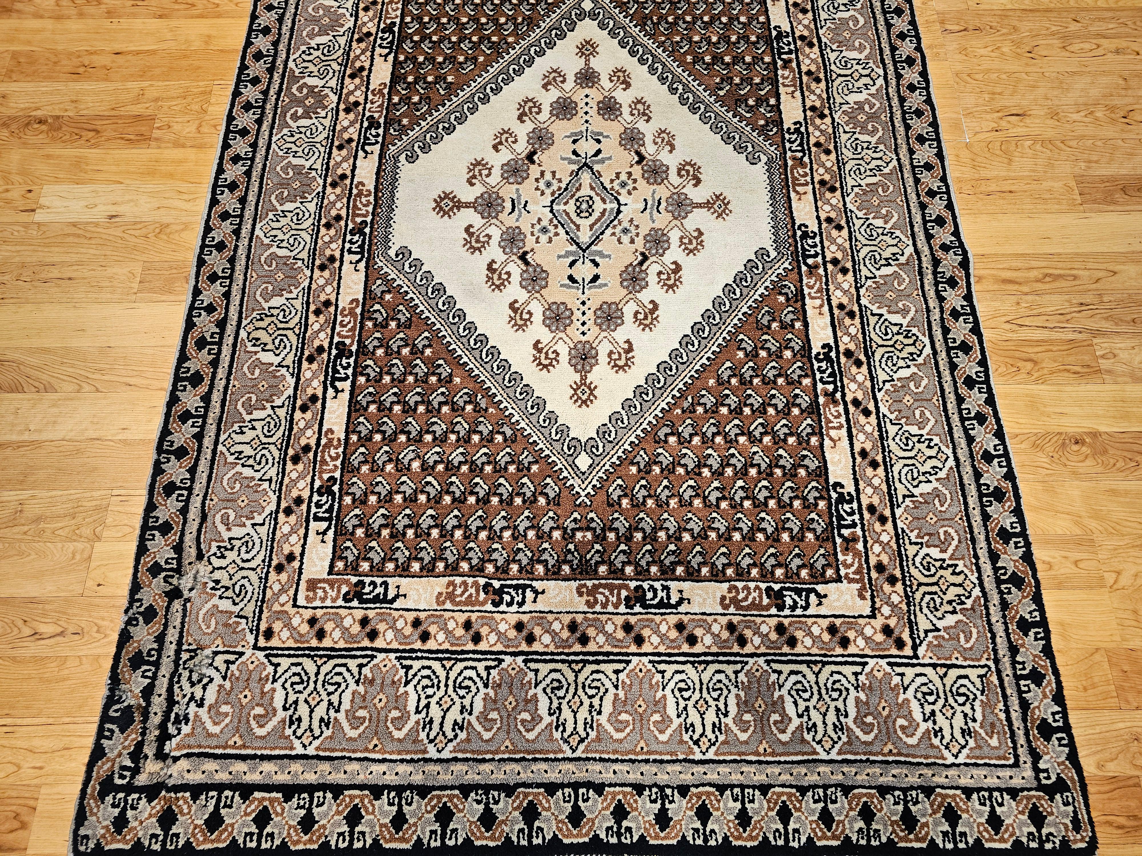 Alfombra marroquí vintage con motivos geométricos en marrón, marfil, negro y gris en Bueno estado para la venta en Barrington, IL