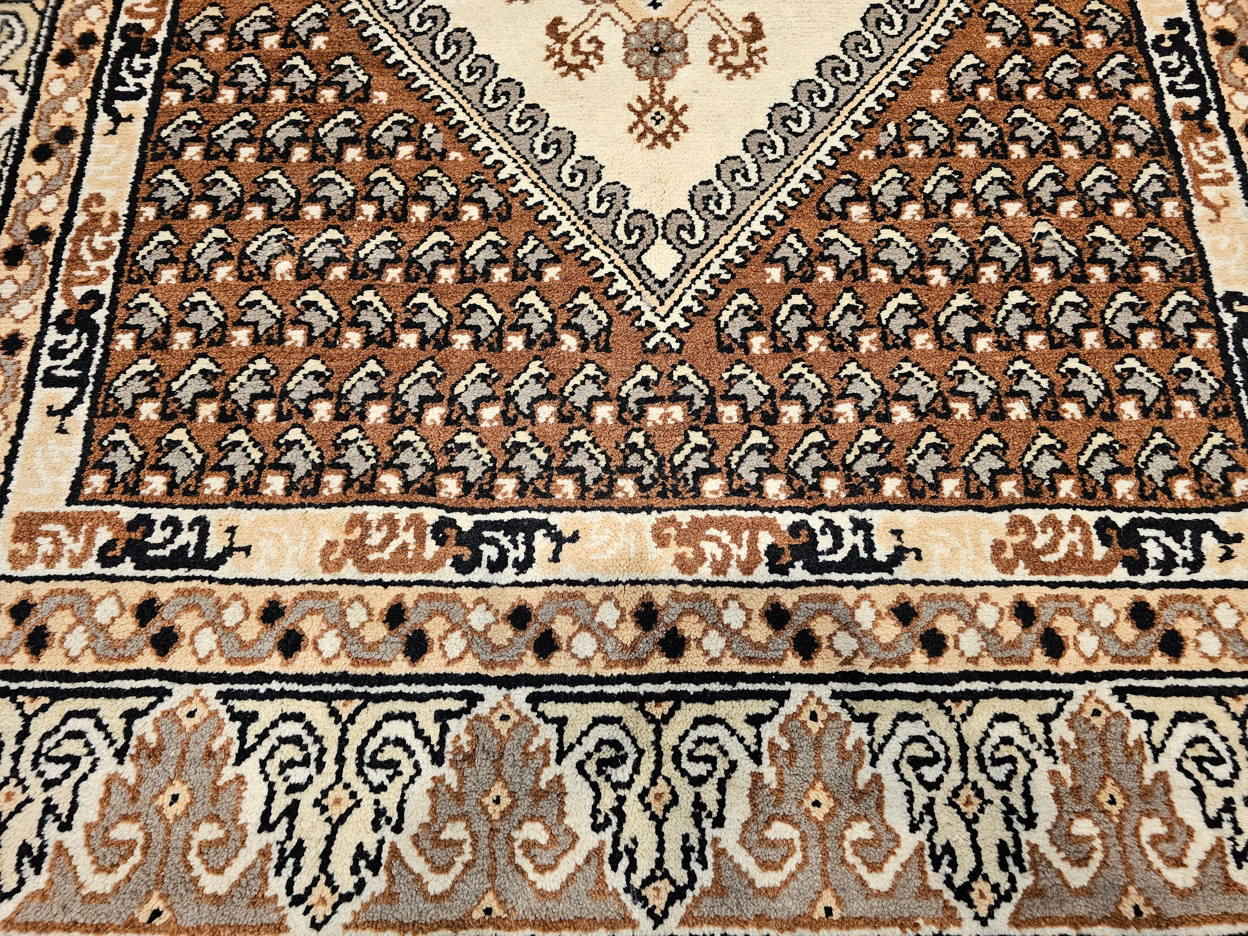 Alfombra marroquí vintage con motivos geométricos en marrón, marfil, negro y gris siglo XX en venta