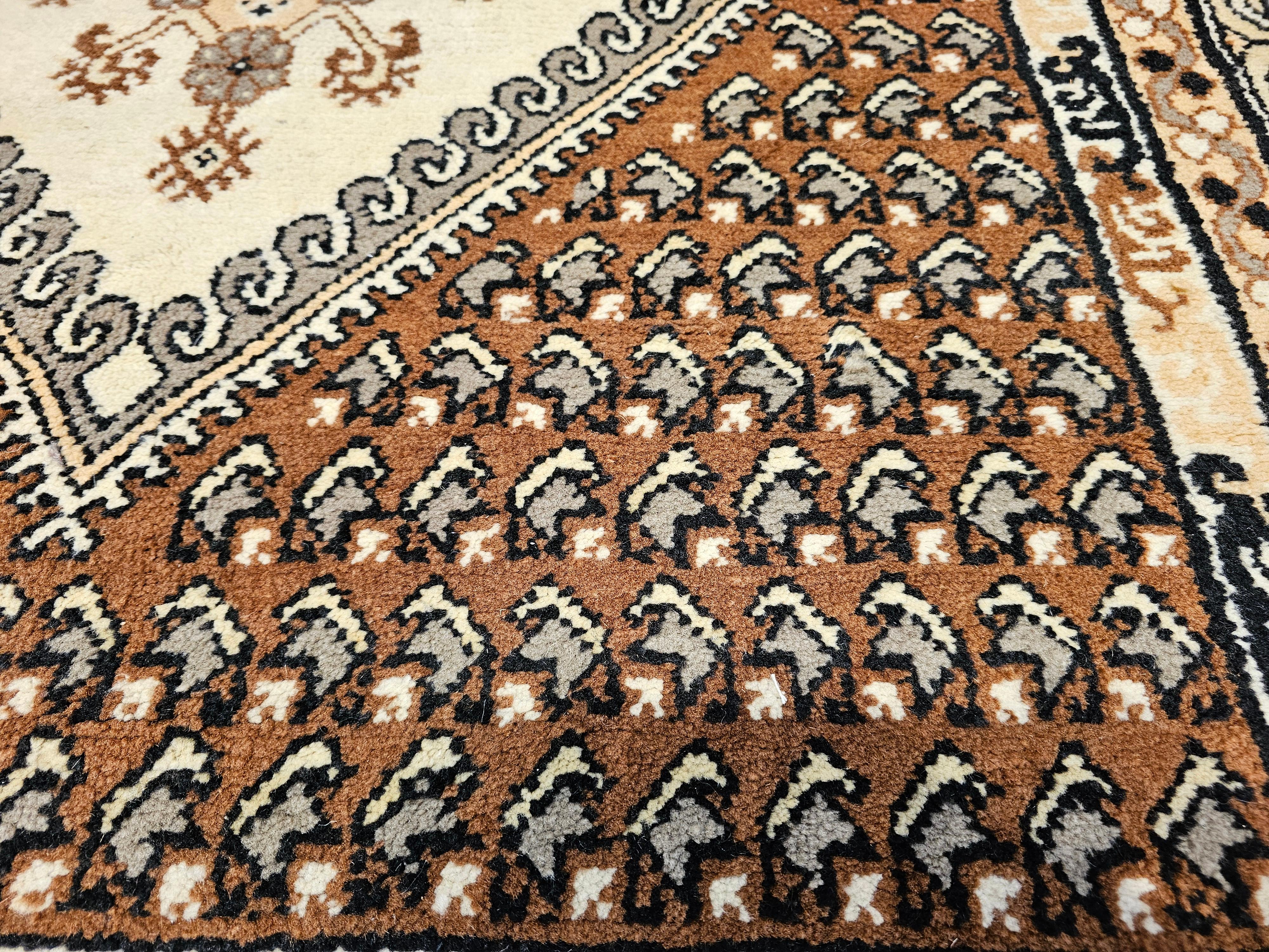 Alfombra marroquí vintage con motivos geométricos en marrón, marfil, negro y gris Lana en venta