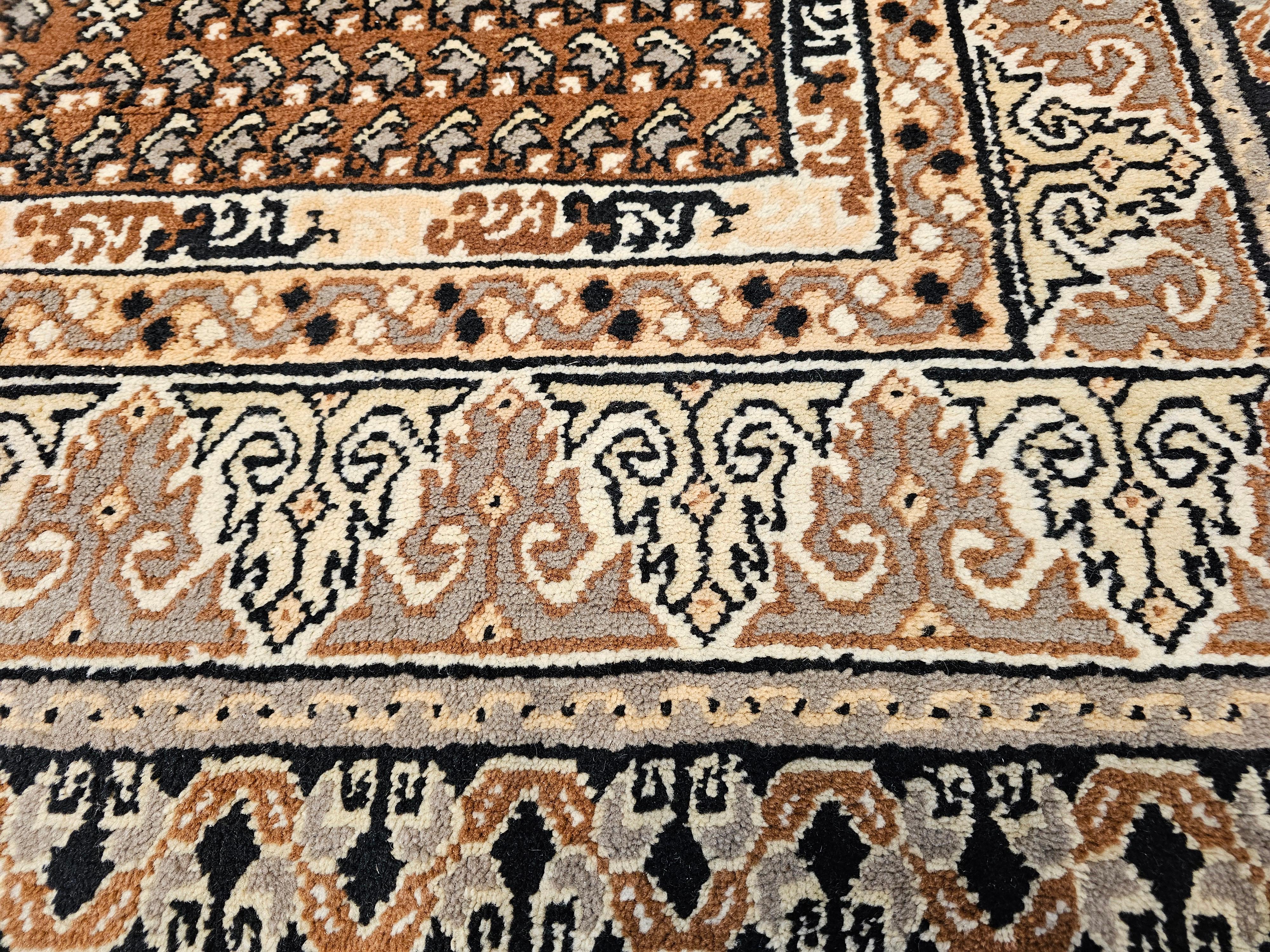 Alfombra marroquí vintage con motivos geométricos en marrón, marfil, negro y gris en venta 2