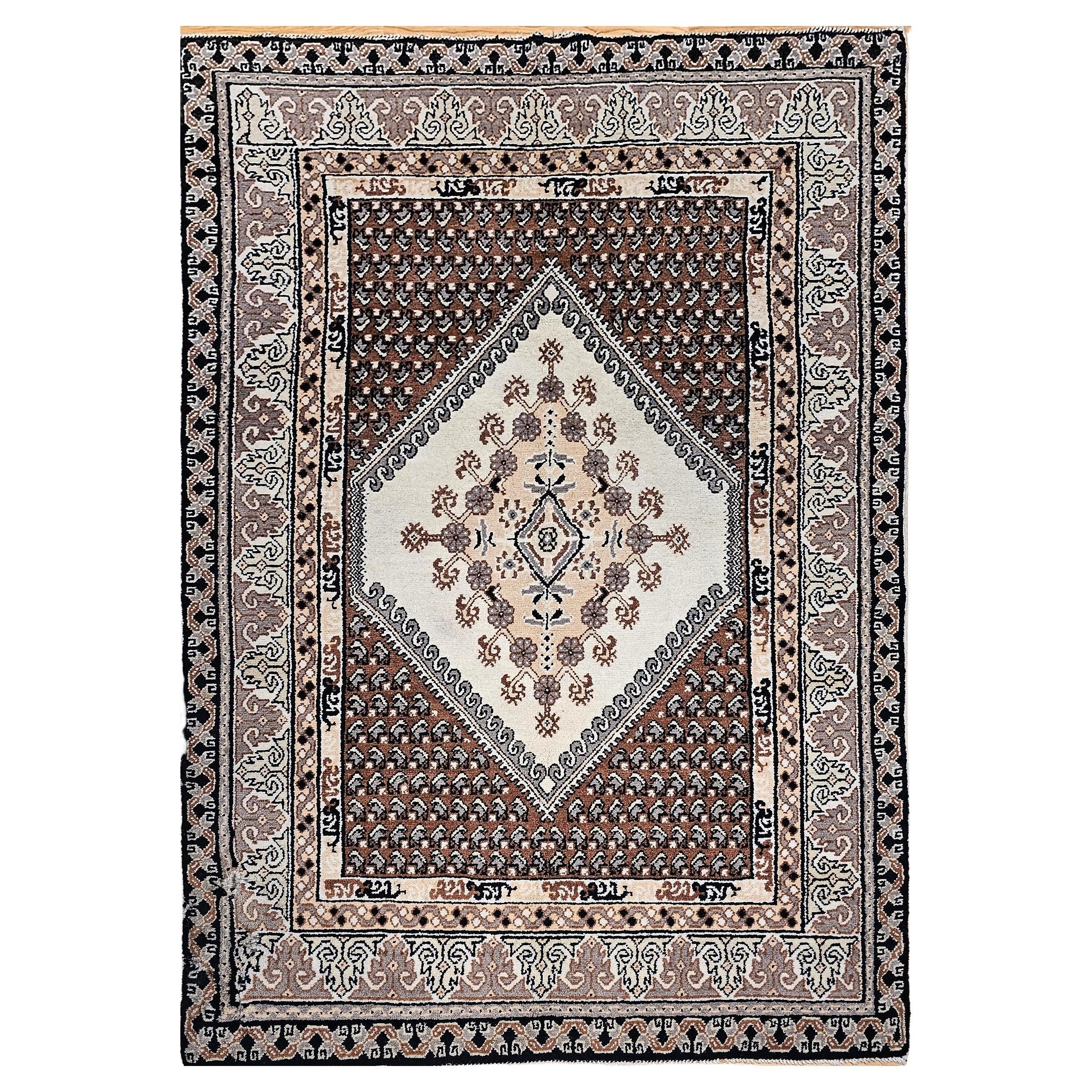 Tappeto marocchino vintage con motivo geometrico in marrone, avorio, nero, grigio