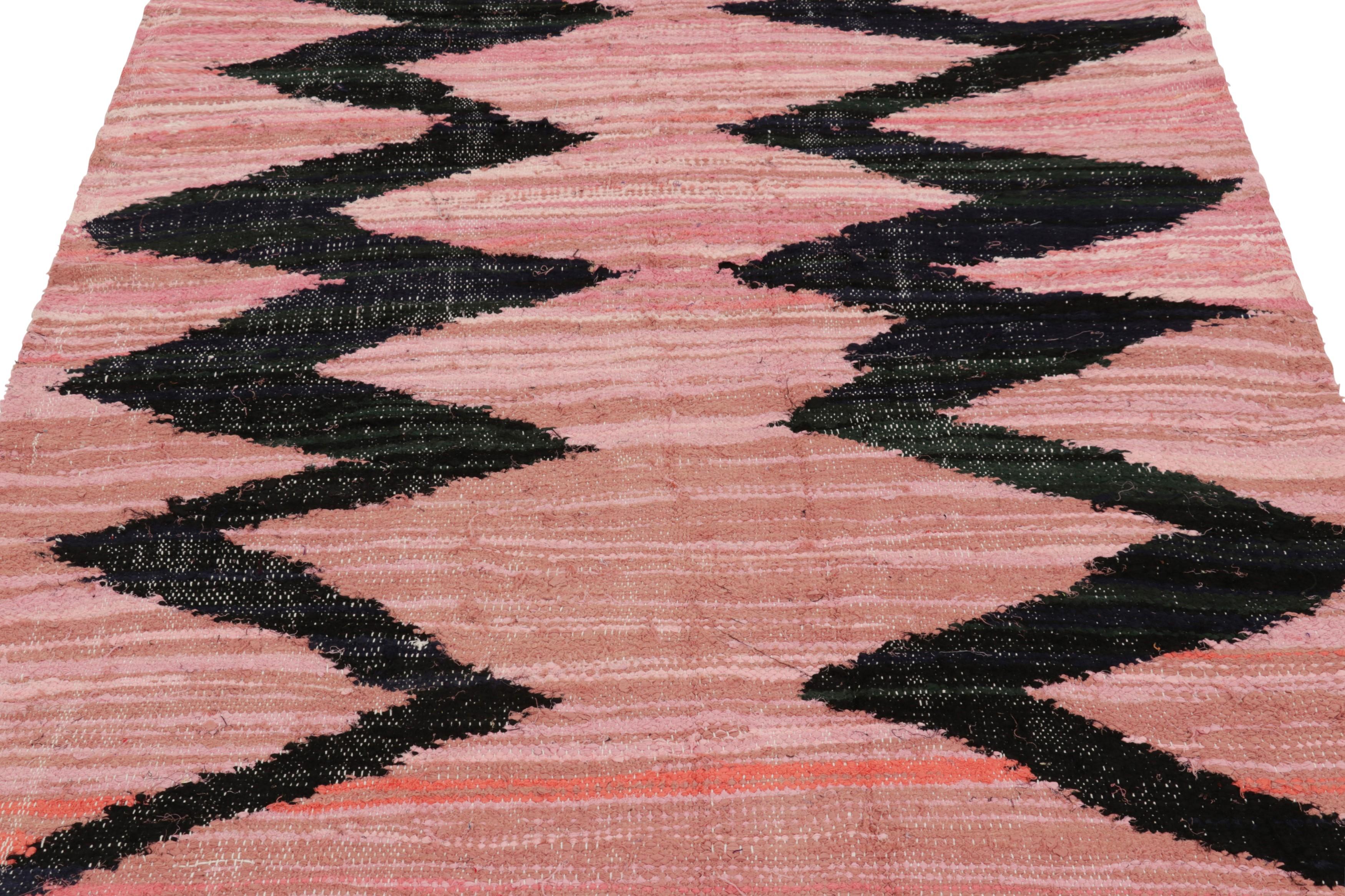 Tessuto a mano in lana e proveniente dal Marocco intorno al 1950-1960, questo tappeto vintage 5x8 è una novità rara e tra le più interessanti della collezione di tappeti di metà secolo di Rug & Kilim.

Sul design:

Questo eccezionale tappeto berbero