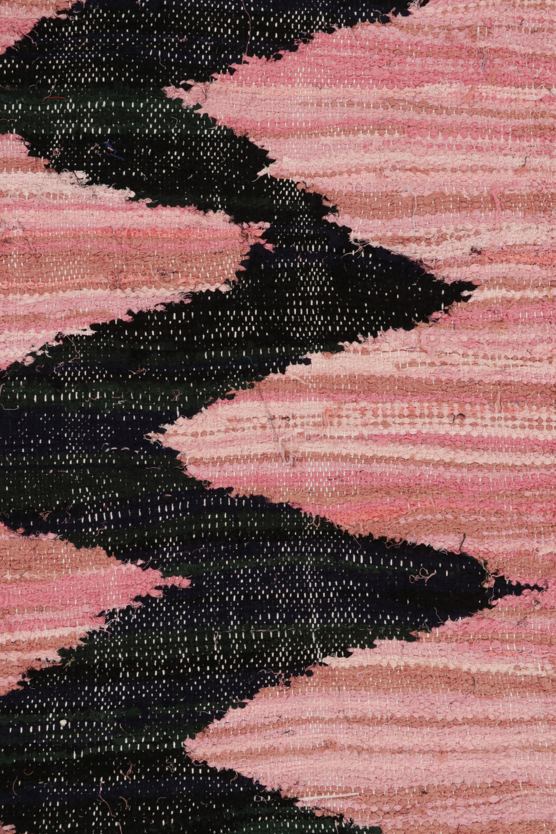 Tribale Tappeto marocchino vintage in rosa e nero con motivo a reticolo di diamanti - Rug & Kilim in vendita