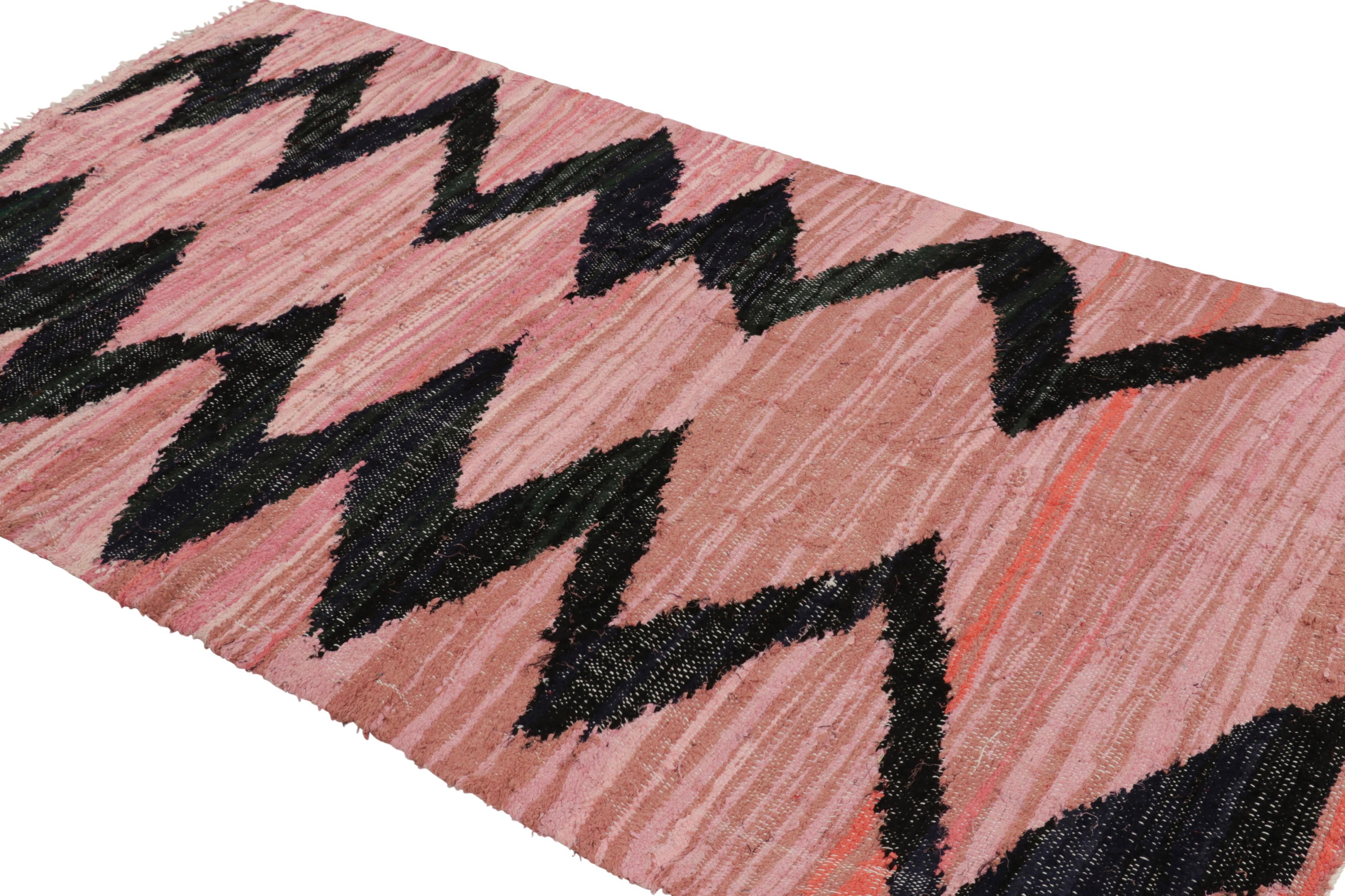 Marocchino Tappeto marocchino vintage in rosa e nero con motivo a reticolo di diamanti - Rug & Kilim in vendita
