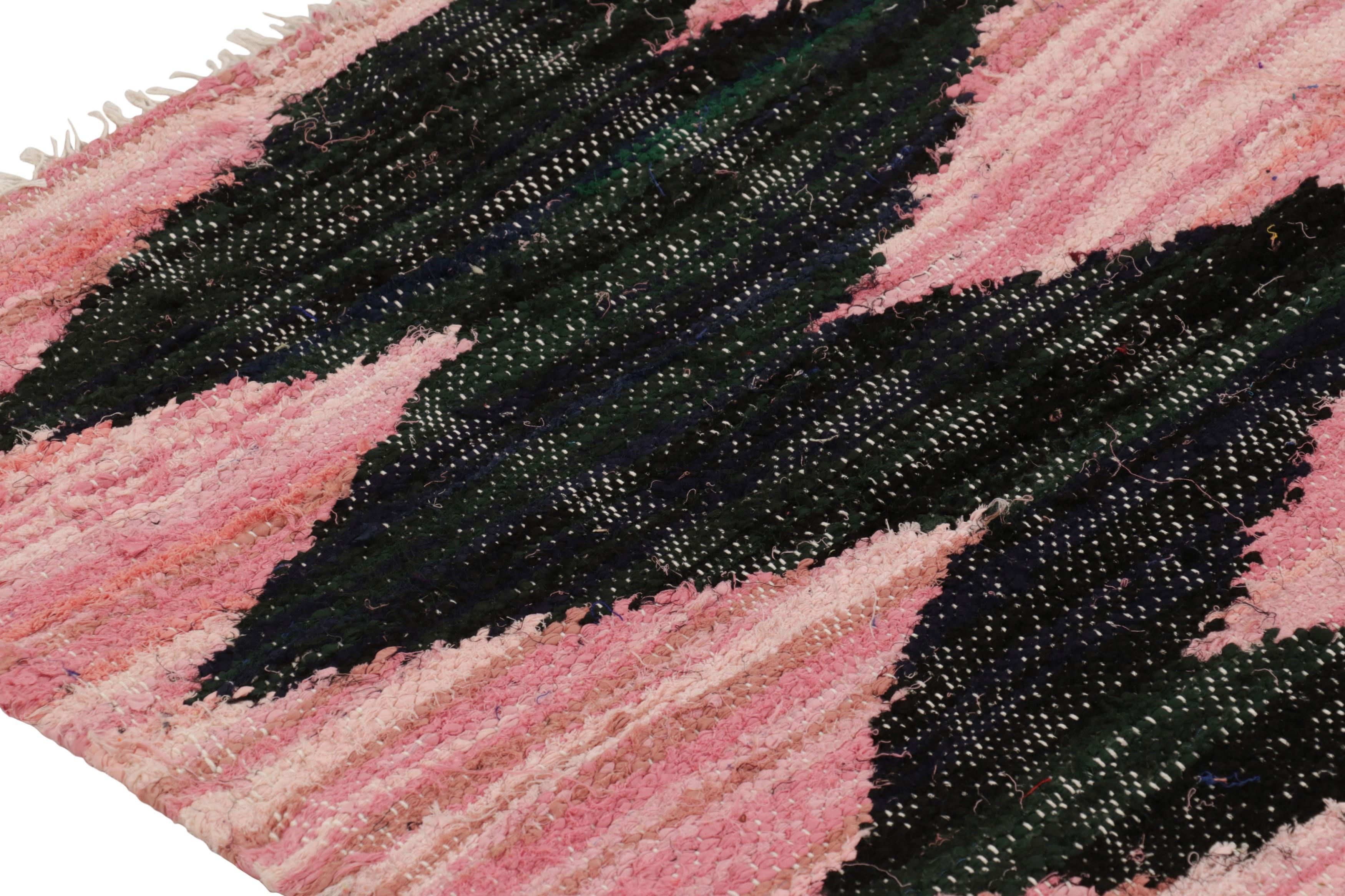 Tessuto a mano Tappeto marocchino vintage in rosa e nero con motivo a reticolo di diamanti - Rug & Kilim in vendita