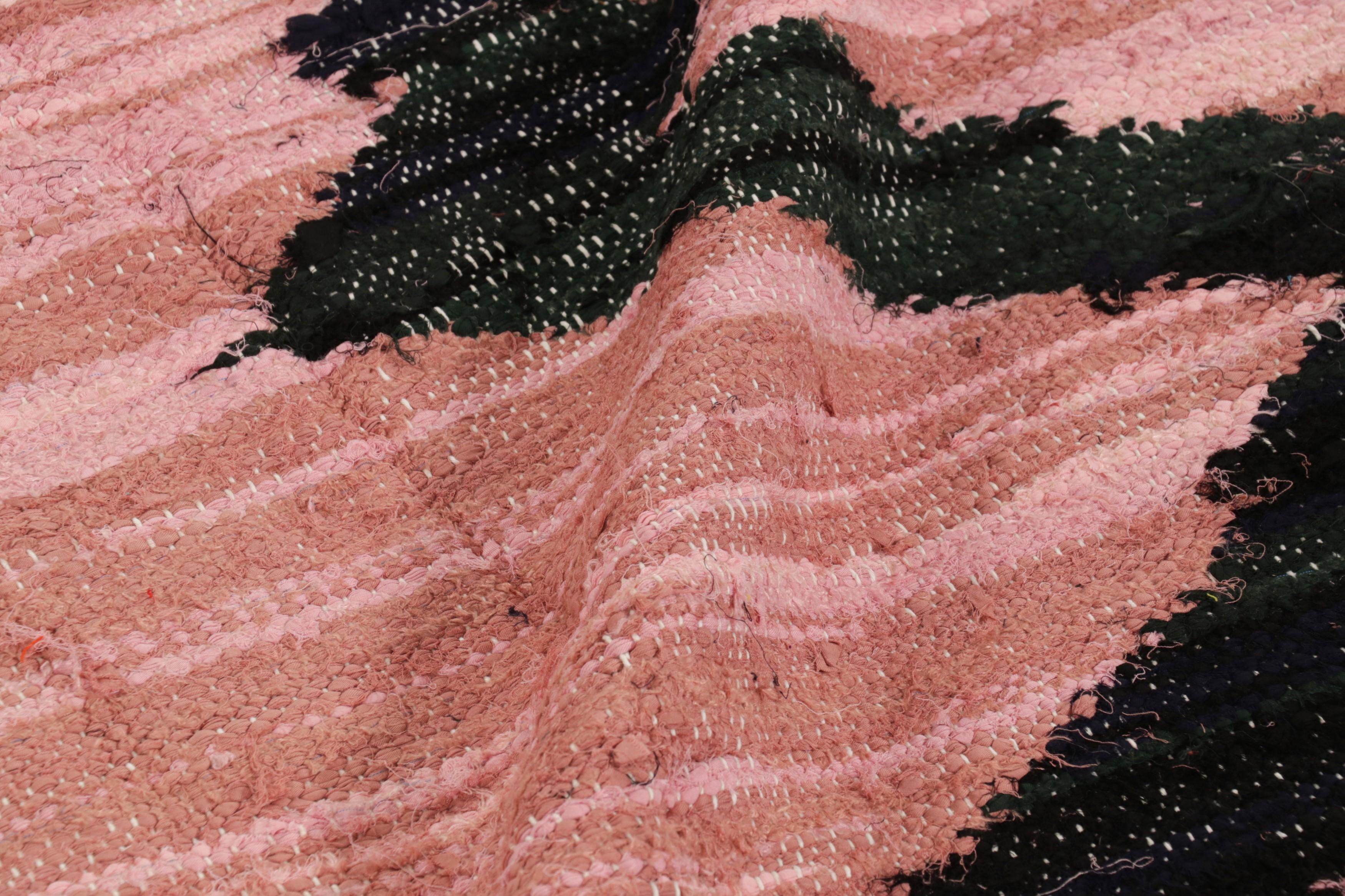 Tappeto marocchino vintage in rosa e nero con motivo a reticolo di diamanti - Rug & Kilim In condizioni buone in vendita a Long Island City, NY